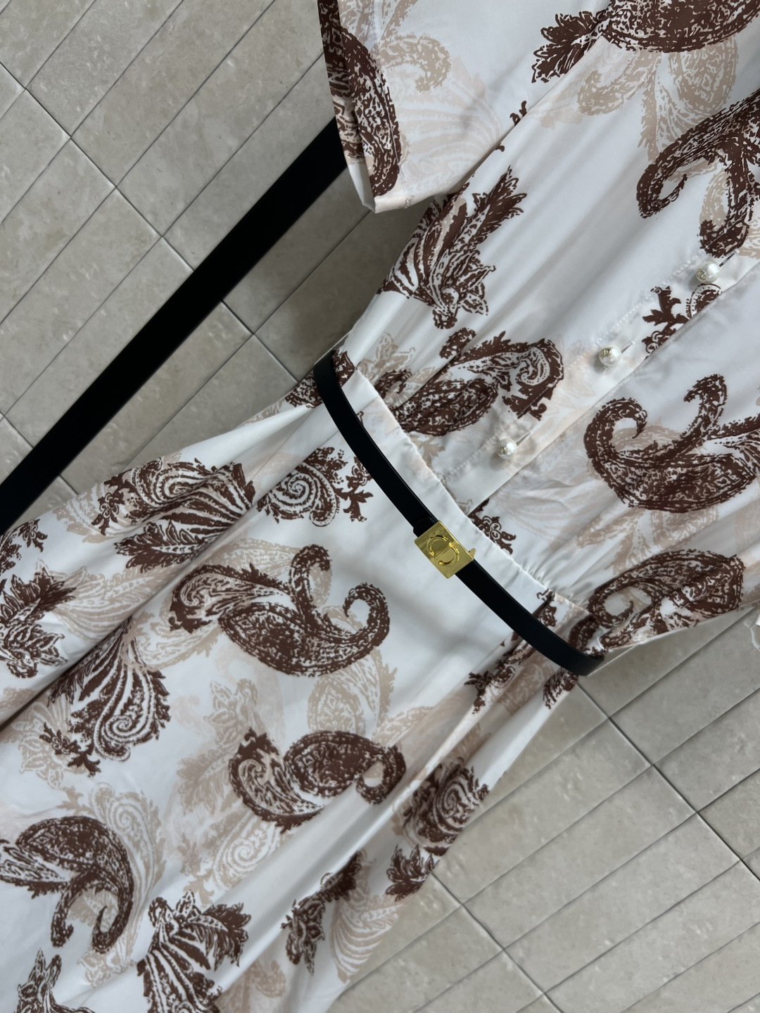 D家 26夏季新款 复古佩斯利印花连衣裙 经典翻领短袖衬衫设计+单排珍珠扣 优雅精致拉满 搭配黑色腰带 