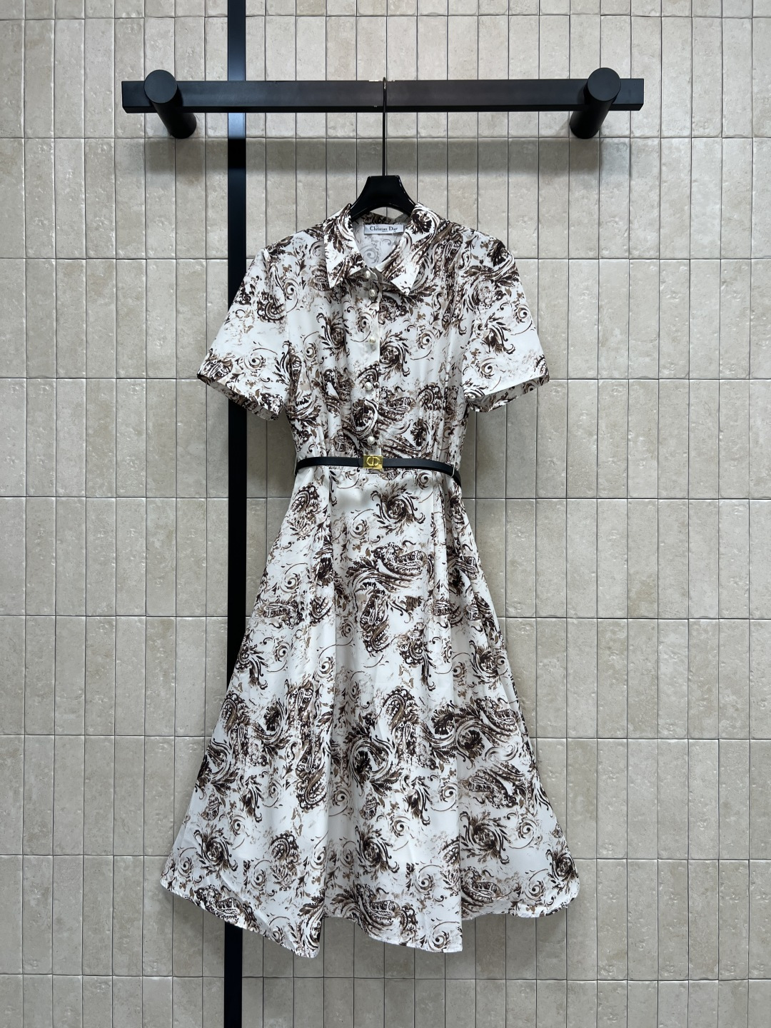 NO:856005,D's 26 new summer style retro paisley print dress, classic lapel short-sleeved shirt design + single row of pearl buttons, elegant and delicate full pull, with black belt, precise waistline to outline a small waist, large drape skirt, super slimming, suitable for commuting and outing, suitable for daily appointments, paired with sandals or small bags, full of atmosphere, two colors and three sizes, Size/S-M-L, dior, sandals, skirts, shirts, T-shirt,19860909D家 26夏季新款 复古佩斯利印花连衣裙 经典翻领短袖衬衫设计+单排珍珠扣 优雅精致拉满 搭配黑色腰带 精准收腰勾勒小蛮腰 大摆垂坠裙摆 藏肉超显瘦 通勤出游 日常约会都适配 搭配凉鞋或小包 氛围感直接拉满 两色三码Size/S-M-L,,dior,sandals,skirts,shirts,T-shirt,,Women's clothing