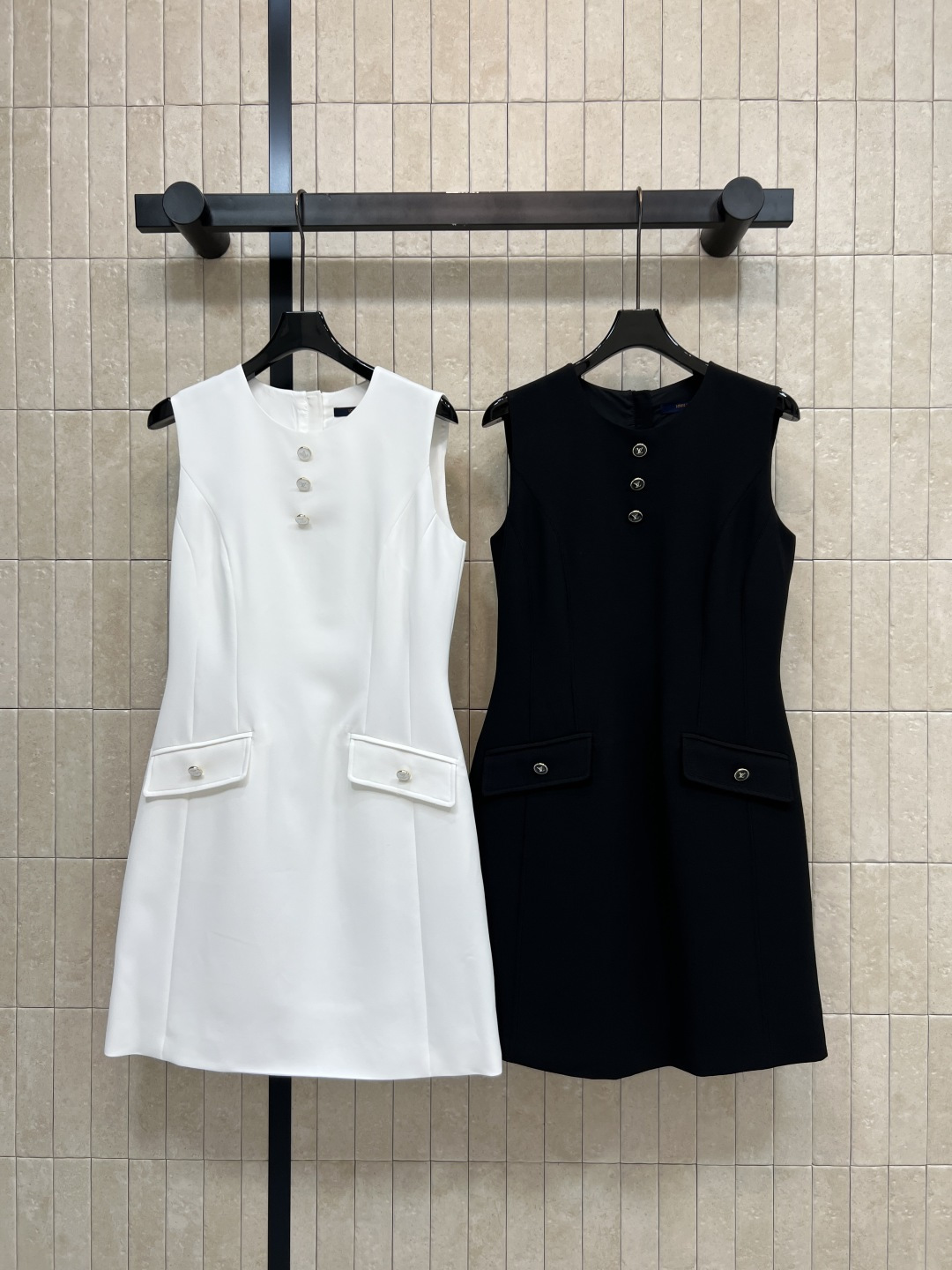 NO:856033,L's 26 new summer style sleeveless vest dress. Minimalist round neck outlines exquisite shoulder and neck lines. Metal buckles + symmetrical pocket stickers. Clean A-line shape. It hides the flesh and makes you look slimmer without flattering the body shape. The crisp fabric has high-end drape. It looks great with a cardigan or worn alone. Suitable for commuting, dating, and daily use. Two colors and three sizes, Size/S-M-L,, louis vuitton, skirts,19860909L家 26夏季新款 无袖背心裙 极简圆领勾勒精致肩颈线条 金属扣饰+对称口袋贴 利落A字版型 藏肉显瘦不挑身形 挺括面料自带高级垂感 搭配开衫或单穿都很出彩 通勤 约会 日常都适配 两色三码Size/S-M-L,,louis vuitton,skirts,,Women's clothing