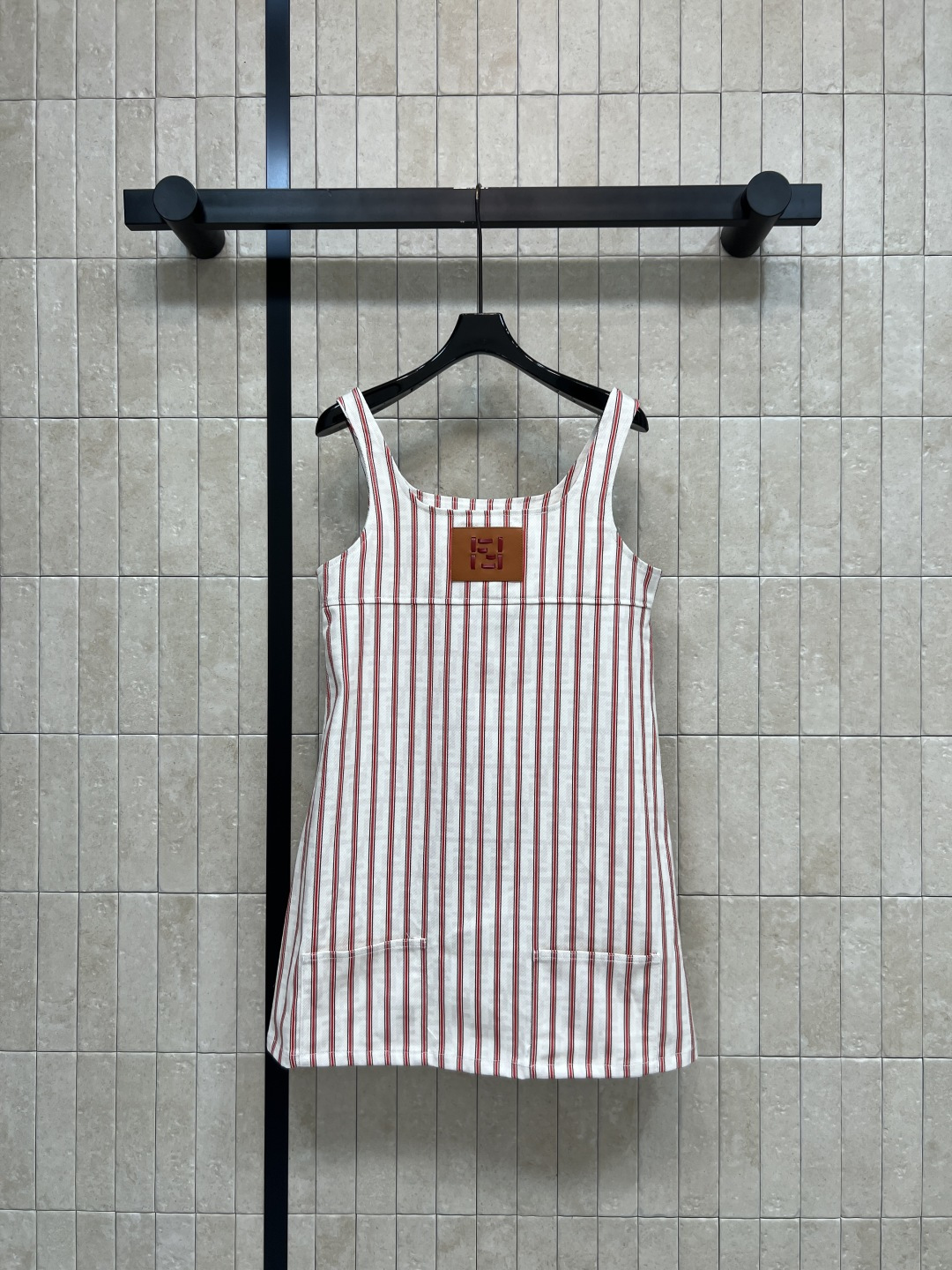 NO:856049,FD Home 26 new summer styles Striped sleeveless jumpsuit Red and white vertical stripe design Breathable cotton fabric Super comfortable to wear in summer Brown leather logo on the chest Full of brand sense Two pockets on the skirt Practical and good-looking Suitable for daily travel or vacation Simple and elegant Easily create a casual atmosphere Three sizes in one color Size/S-M-L,, dior, skirts,19860909FD家 26夏季新款 条纹无袖连衣连 红白竖条纹设计 棉质面料透气 夏天穿超舒服 胸前棕色皮革徽标 品牌感满满 裙摆有两个口袋 实用又好看 日常出行或度假都很适合 简约优雅 轻松打造随性氛围感 一色三码Size/S-M-L,,dior,skirts,,Women's clothing