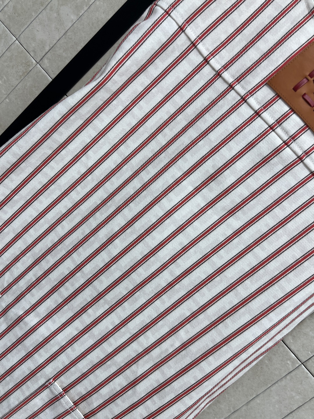 FD家 26夏季新款 条纹无袖连衣连 红白竖条纹设计 棉质面料透气 夏天穿超舒服 胸前棕色皮革徽标 品牌