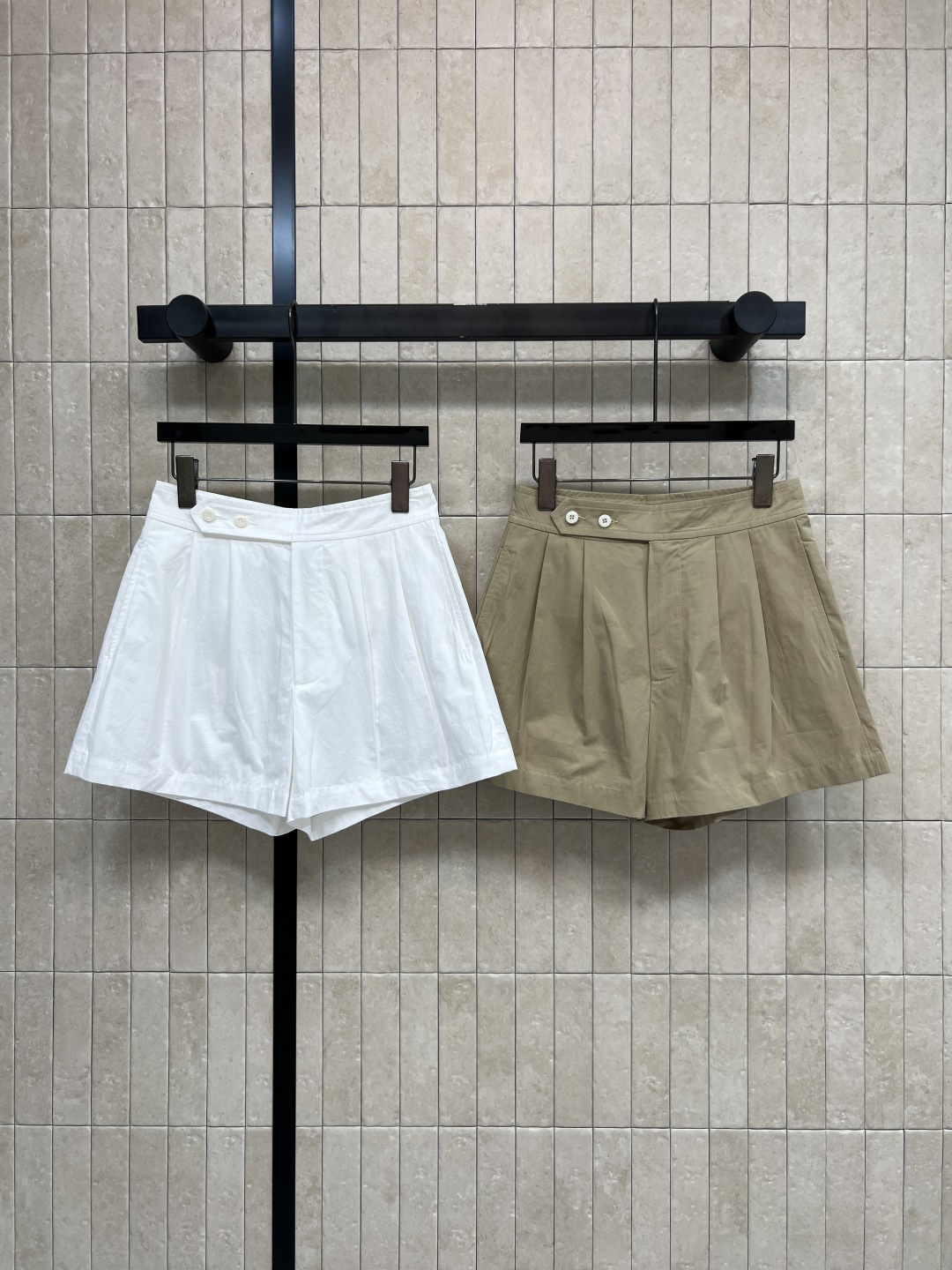 NO:855993,26 new summer style high-waisted wide-leg shorts. Crisp and breathable cotton fabric. Anti-wrinkle and easy to take care of. Loose A-line wide-leg version. It hides the flesh and looks slim without picking up the leg shape. It goes well with shirts, T-shirts or vests. Suitable for daily commuting and leisure outings. Simple and neat. Easy to wear with a casual and high-end feel. Two colors and three codes. Size/S-M-L, shorts, shirts, tees, t-shirt,1986090926夏季新款 高腰阔腿短裤 挺括透气棉质面料 抗皱好打理 宽松A字阔腿版型 藏肉显瘦不挑腿型 搭配衬衫 T恤或背心都很OK 日常通勤 休闲出游都适配 简约利落 轻松穿出随性高级感 两色三码Size/S-M-L,,shorts,shirts,tees，t-shirt,,Women's clothing