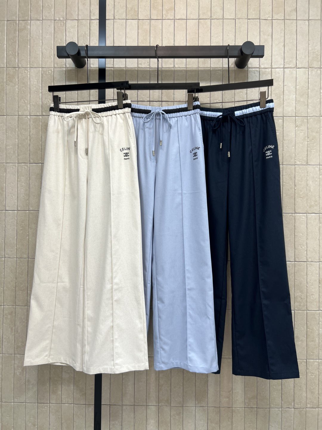 NO:856007,CE Home 26 new summer style drawstring contrast trousers, contrast striped waistband + drawstring elastic design, comfortable and not tight at the waist, simple small logo embroidery embellishment, wide-leg pants shape to modify the leg shape, super slimming, neat drape fabric, breathable and anti-wrinkle, easy to match with T-shirt, shirt or sneakers, daily commuting, casual travel easy to handle, three colors and three sizes, Size/S-M-L,, sneakers, shirts, tees, t-shirt,19860909CE家 26夏季新款 抽绳撞色长裤 撞色条纹腰头+抽绳松紧设计 舒适不勒腰 简约小logo刺绣点缀 阔腿裤型修饰腿型超显瘦 利落垂坠面料 透气抗皱 随手搭配T恤 衬衫或运动鞋都很OK 日常通勤 休闲出行轻松拿捏 三色三码Size/S-M-L,,sneakers,shirts,tees，t-shirt,,Women's clothing