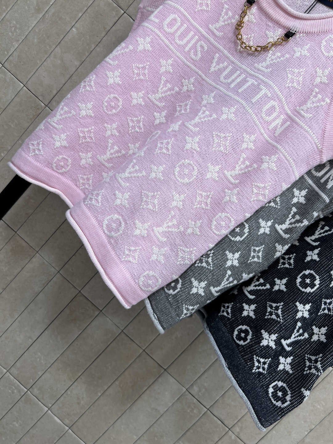 L家 26夏季新款 老花针织背心 软糯羊毛亲肤针织面料 经典满印老花提花 辨识度拉满 圆领无袖利落版型 