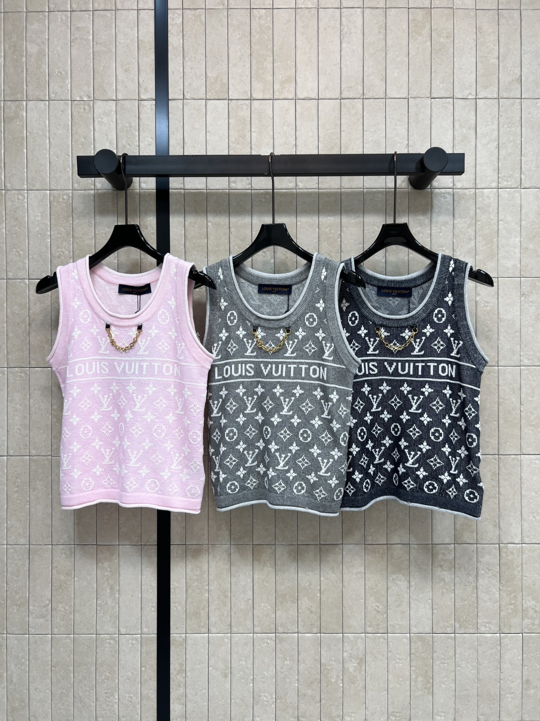NO:856021,L's 26 new summer style Presbyopic knitted vest Soft waxy wool skin-friendly knitted fabric Classic all-over presbyopic jacquard Recognizable Round neck sleeveless and neat version Slim-fitting, tall and slim Metal chain embellishment on the chest Light luxury and advanced details Fashionable and eye-catching when worn alone Layered shirts and jackets double the atmosphere Suitable for daily commuting Easily maintain a sense of elegance and sophistication Three colors and three codes Size/S-M-L,,louis  vuitton,jackets & coats,shirts,19860909L家 26夏季新款 老花针织背心 软糯羊毛亲肤针织面料 经典满印老花提花 辨识度拉满 圆领无袖利落版型 修身显高显瘦 胸前金属链条点缀 细节轻奢高级 单穿时髦吸睛 叠穿衬衫外套氛围感翻倍 通勤日常皆适配 轻松拿捏贵气精致感 三色三码Size/S-M-L,,louis vuitton,jackets & coats,shirts,,Women's clothing