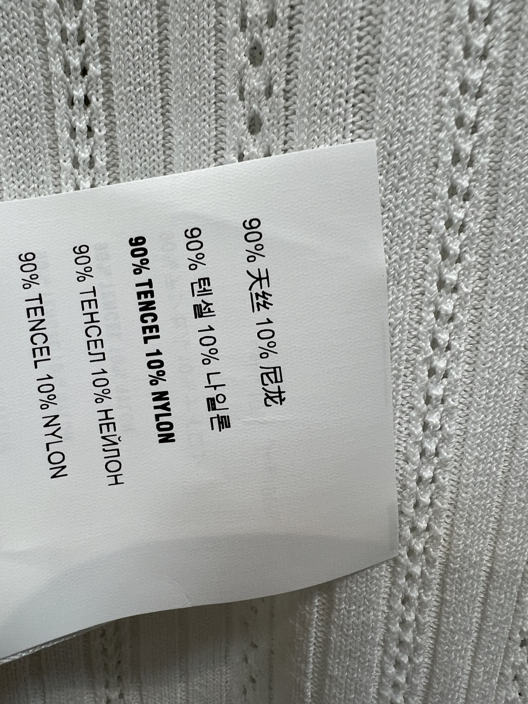 MIU家 26夏季新款 镂空针织短袖开衫 采用天丝混纺面料 软糯细腻 精致竖条镂空肌理 温柔V领+单排扣