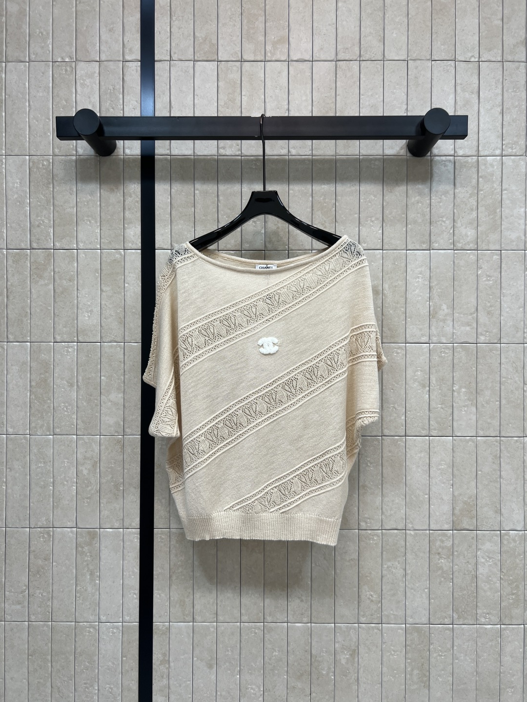 NO:856053,C's 26 new summer style twill hollow knitted top made of wool blended fabric, soft and breathable, super comfortable to wear in spring and summer, diagonal hollow jacquard + loose bat sleeves, lazy and slim, tolerant of body shape, versatile colors, super delicate logo embellishment on the chest for both commuting and casual wear, very gentle and elegant when paired with jeans or skirts, three sizes in one color, Size/S-M-L,,chanel,skirts,jeans,19860909C家 26夏季新款 斜纹镂空针织上衣 采用羊毛混纺面料 柔软透气 春夏穿超舒服 斜向镂空提花+宽松蝙蝠袖 慵懒又显瘦 包容身形 颜色百搭 通勤休闲都胸前标识点缀超精致 搭牛仔裤或半裙都很温柔气质 一色三码Size/S-M-L,,chanel,skirts,jeans,,Women's clothing