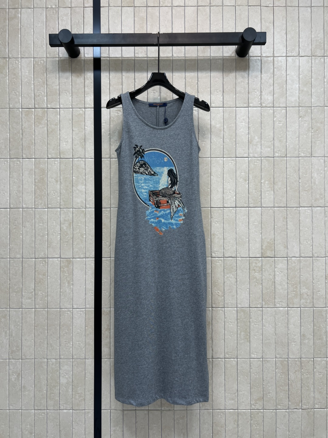 NO:857465,L's 26th new summer style gray printed sleeveless dress Straight drape version Not tight or flattering Classic round neck + sleeveless tailoring Simple and elegant shape without shoulder-shouldering Mermaid island print on the front Comes with a lazy holiday style It can be easily worn in daily life, at home and on vacation. It is OK to match with sandals or sneakers. Easy to get casual style. Three sizes in one color Size/S-M-L,, louis  vuitton,sandals,sneakers,skirts,19860909L家 26夏季新款 灰色印花无袖连衣裙 直筒垂坠版型 不紧绷不挑身材 经典圆领+无袖剪裁 简约大方不挑肩型 正面人鱼海岛印花 自带慵懒度假风 日常 居家 度假都能轻松驾驭 搭配凉鞋或运动鞋都很OK 轻松get休闲风穿搭 一色三码Size/S-M-L,,louis vuitton,sandals,sneakers,skirts,,Women's clothing