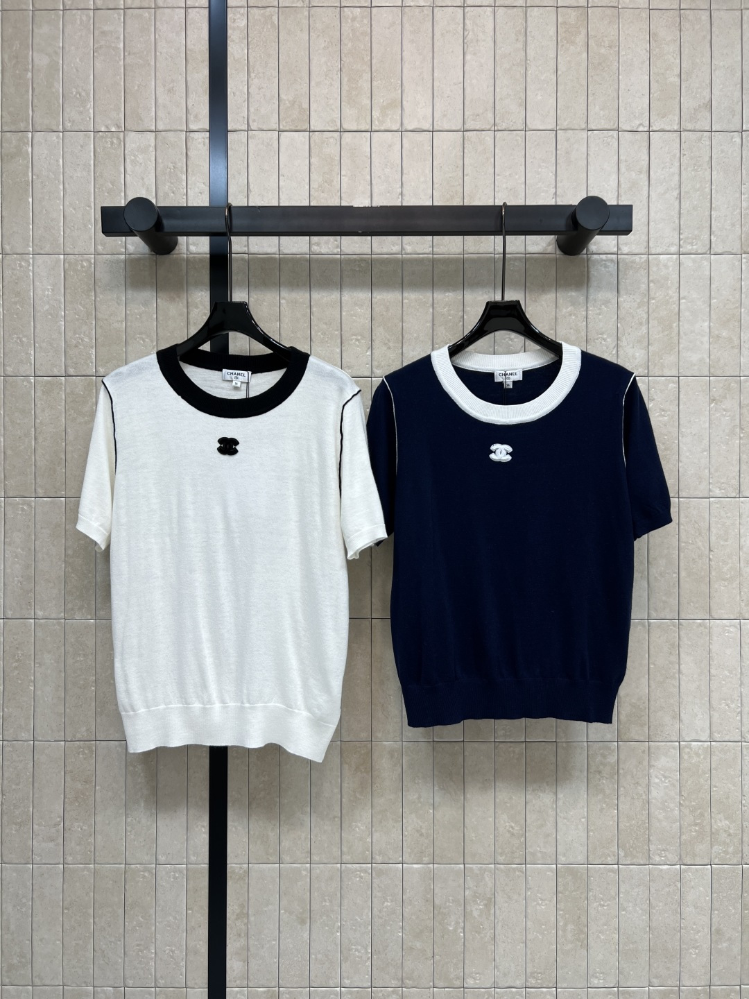 NO:857483,C's 26 new summer style, contrasting knitted short-sleeves, made of wool blended fabric, round neck, contrasting color design, simple and detailed, small logo on the chest is very recognizable, loose version, not picky about the figure, casual pants, jeans are OK, easy to control for sports, commuting and leisure, two colors and three codes, Size/S-M-L,,chanel,jeans,T-shirt,19860909C家 26夏季新款 撞色针织短袖 采用羊毛混纺面料 圆领撞色设计 简约又有细节感 胸前小标志超有辨识度 宽松版型不挑身材 随便搭配休闲裤 牛仔裤都很OK 运动 通勤 休闲都能轻松驾驭 两色三码Size/S-M-L,,chanel,jeans,T-shirt,,Women's clothing