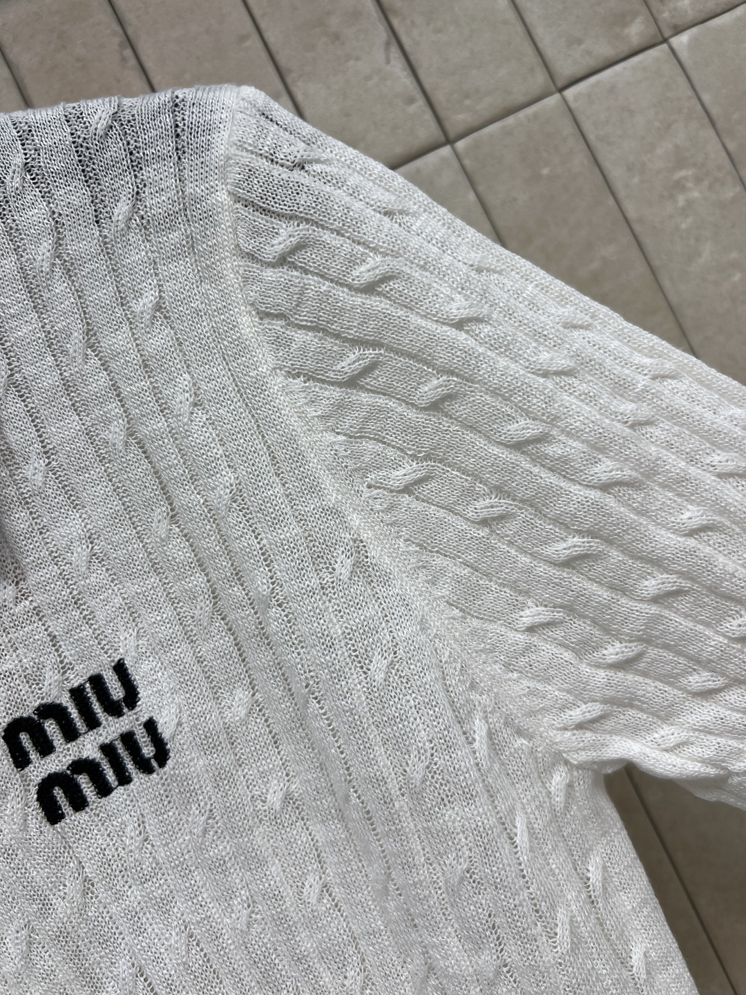 MIU家 26夏季新款 牛仔领针织短袖 精致麻花纹理针织 软糯透气 胸口简约字母刺绣 经典牛仔撞色翻领 