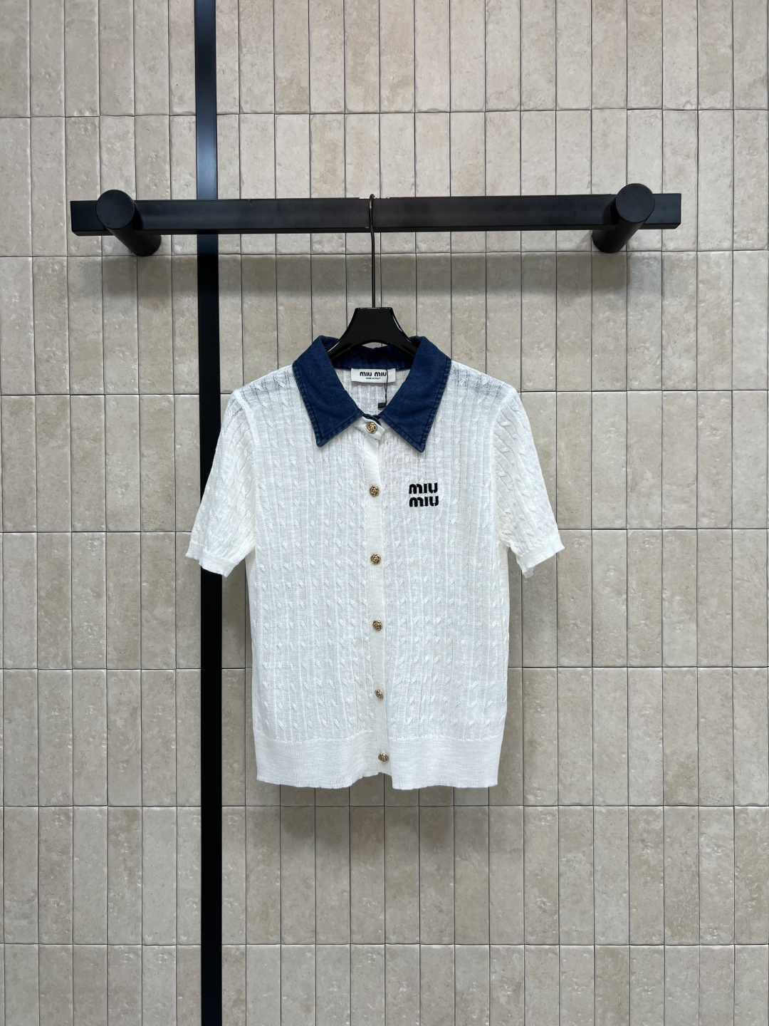 NO:857497,MIU Home 26 new summer styles Denim collar knitted short sleeves Exquisite twist texture knitting Soft and breathable Simple letter embroidery on the chest Classic denim contrasting lapels Metallic button embellishment The upper body is slim and not bloated Easily manage daily commuting and casual wear Pair with jeans or skirts College style or casual style switch at will Three sizes in one color Size/S-M-L,,miumiu,skirts,jeans,T-shirt,19860909MIU家 26夏季新款 牛仔领针织短袖 精致麻花纹理针织 软糯透气 胸口简约字母刺绣 经典牛仔撞色翻领 金属质感纽扣点缀 上身显瘦不臃肿 日常通勤 休闲都能轻松驾驭 搭配牛仔裤或半裙 学院风or休闲风随心切换 一色三码Size/S-M-L,,miumiu,skirts,jeans,T-shirt,,Women's clothing