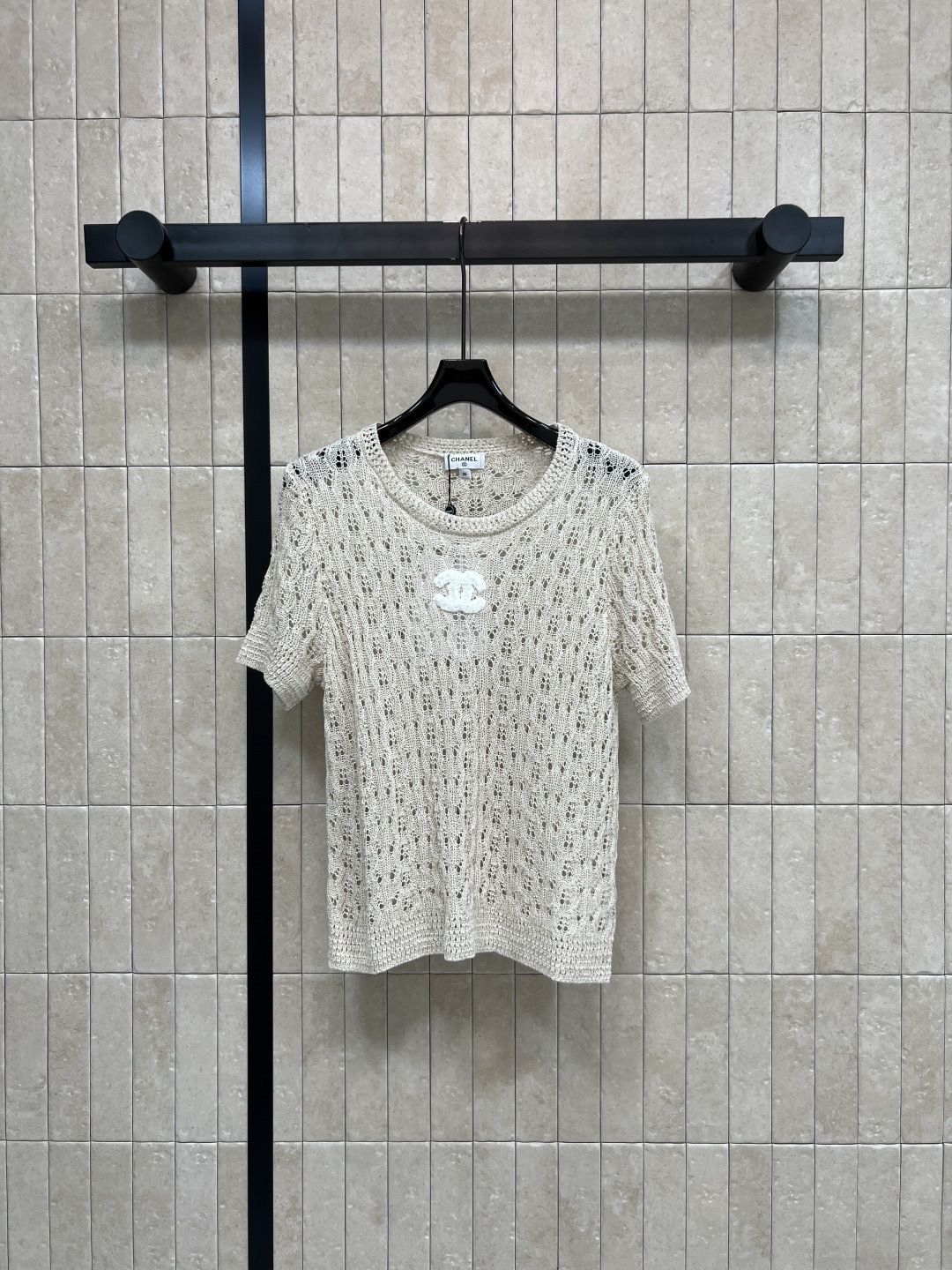 NO:857517,C Home 26 new summer style Hollow knitted short sleeves Exquisite hollow knitted texture is fine and transparent Breathable and not stuffy Classic round neck version Short sleeve cuffs with hemming design Loose and tolerant version Hidden flesh makes you look slim without picking up your body shape Three-dimensional embroidery of the double C logo on the chest is full of texture Suitable for skirts, jeans, and wide-leg pants Suitable for commuting, dating, and daily outings Gentle and versatile without being picky  One color, three sizes, Size/S-M-L,,chanel,skirts,jeans,T-shirt,19860909C家 26夏季新款 镂空针织短袖 精致镂空针织 肌理细腻通透 透气不闷 经典圆领版型 短袖袖口做收边设计 版型宽松包容 藏肉显瘦不挑身形 胸口立体绣双C标识质感饱满精致 搭配半裙 牛仔裤 阔腿裤都适配 通勤 约会 日常出街都合适 温柔百搭不挑人 一色三码Size/S-M-L,,chanel,skirts,jeans,T-shirt,,Women's clothing