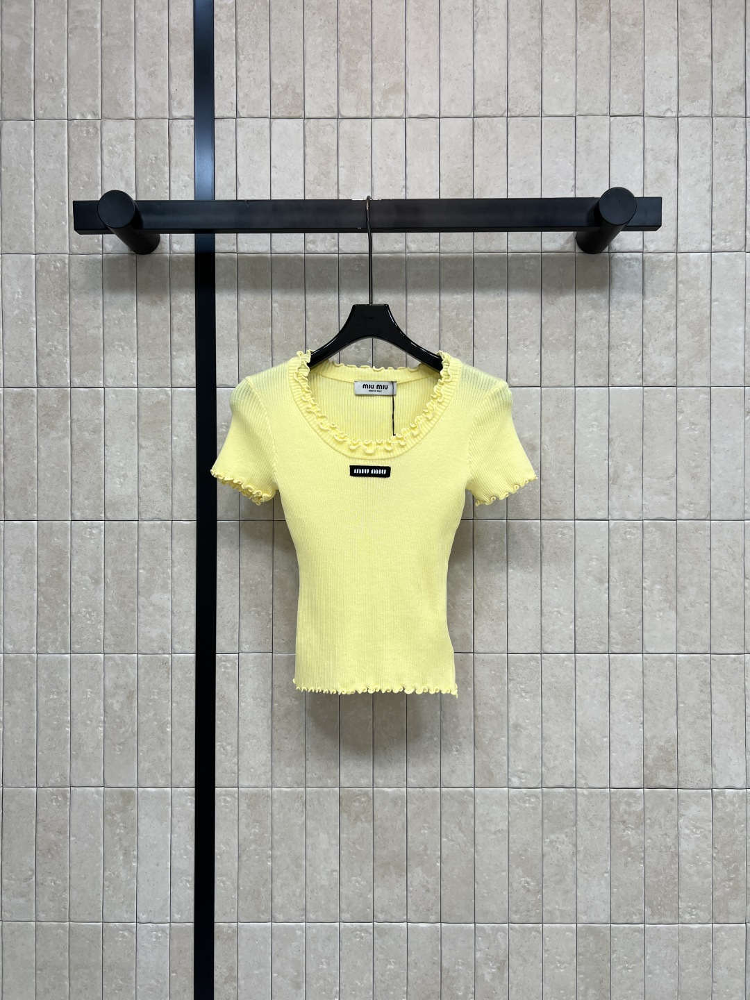 NO:857538,MIU Home 26 new summer model Creamy yellow knitted short-sleeve Made of wool blended fabric Soft and delicate Collar and cuffs with ear-rim design Sweet and delicate Straight-shoulder short-sleeve cut Slim and slim Super fresh for summer The creamy yellow color is bright and warm Can be worn alone or layered with suspender skirts and shirts. Can be easily managed for commuting, dating or vacation. Three sizes in one color Size/S-M-L,,miumiu,skirts,shirts,T-shirt,19860909MIU家 26夏季新款 奶黄色针织短袖 采用羊毛混纺面料 柔软细腻 领口和袖口木耳边设计 甜美又精致 正肩短袖剪裁 修身显瘦 夏天穿超清新 奶黄色明亮温暖 单穿或叠搭背带裙 衬衫都很出彩 通勤 约会 度假都能轻松驾驭 一色三码Size/S-M-L,,miumiu,skirts,shirts,T-shirt,,Women's clothing