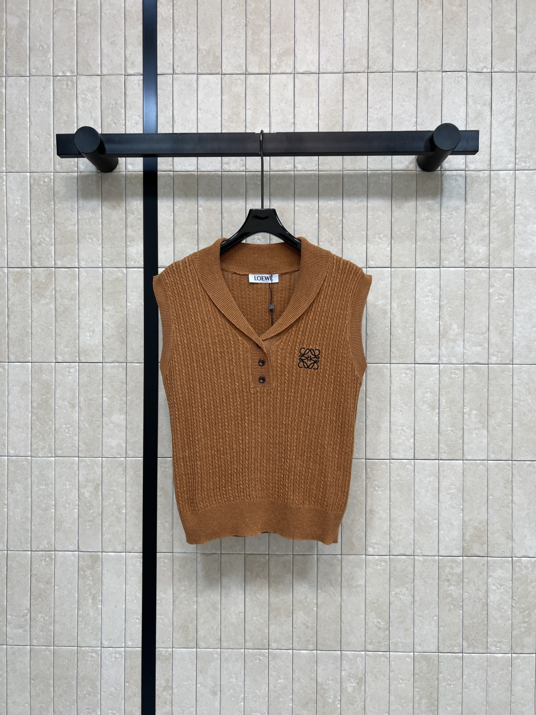 NO:857555,L's 26 new summer style caramel color knitted vest, classic V-neck + half-open button design, wool blended fabric, soft and thick, embroidered details on the chest are extra points, slim fit, can be worn alone or layered, easy to manage for commuting and leisure, versatile and slim, simple and high-end, easy to handle, three sizes in one color, Size/S-M-L,, louis vuitton,19860909L家 26夏季新款 焦糖色针织马甲 经典V领+半开扣设计 羊毛混纺面料 软糯厚实 胸前刺绣细节超加分 修身版型 单穿or内搭都OK 通勤休闲都能轻松驾驭 百搭又显瘦 简约高级感轻松拿捏 一色三码Size/S-M-L,,louis vuitton,,Women's clothing