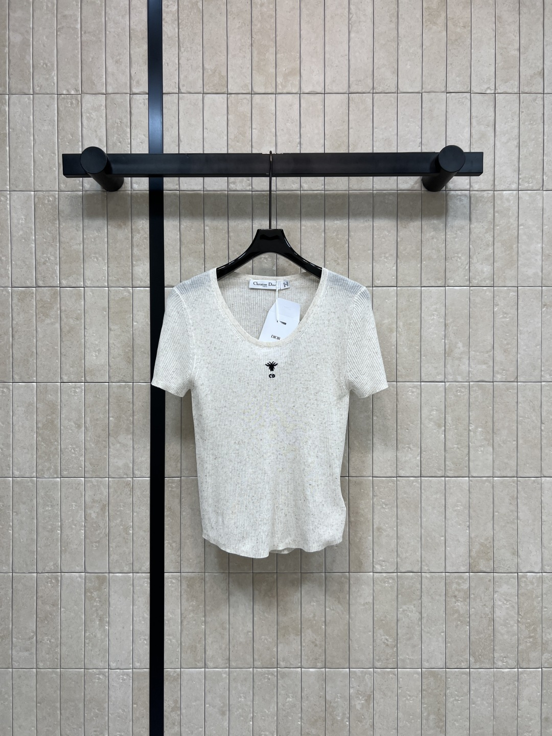 NO:857575,D Home 26 new summer style U-neck knitted short-sleeved cotton blended fabric, light and breathable U-neck design modifies the neck line, brand embroidery on the chest is very recognizable, slim fit, high-waisted pants or skirts will show off your body proportions, simple and advanced, easy to manage in daily commute, comfortable and fashionable, three sizes in one color, Size/S-M-L,, dior, skirts, T-shirt,19860909D家 26夏季新款 U领针织短袖 棉质混纺面料 轻薄透气 U领设计修饰颈部线条 胸前品牌刺绣超有辨识度 修身剪裁 搭高腰裤或半裙都很显身材比例 简约又高级 通勤日常都能轻松驾驭 舒适时髦两不误 一色三码Size/S-M-L,,dior,skirts,T-shirt,,Women's clothing
