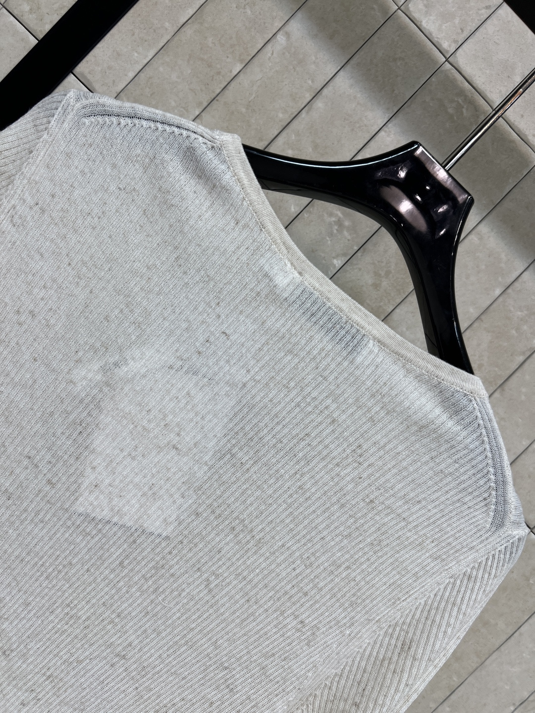 D家 26夏季新款 U领针织短袖 棉质混纺面料 轻薄透气 U领设计修饰颈部线条 胸前品牌刺绣超有辨识度 