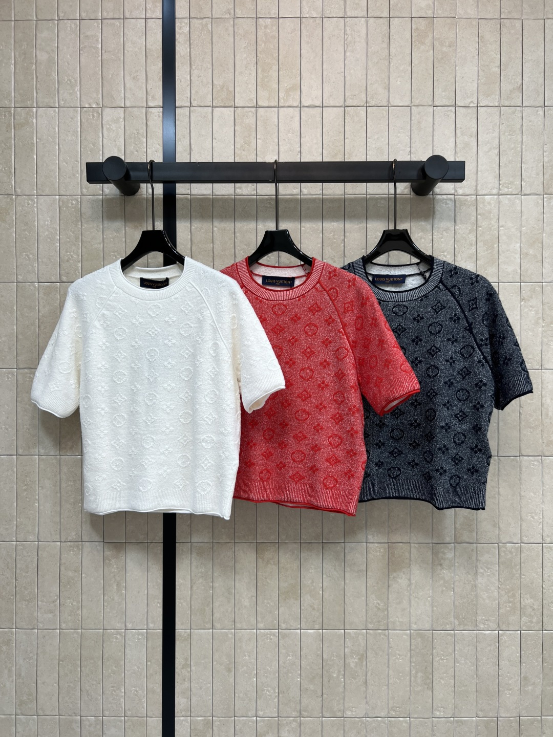 NO:857492,L's 26 new summer style jacquard short-sleeved T-shirt. Round neck + raglan short-sleeved version. Neat and tolerant shoulder-shaped dark jacquard. Full of three-dimensional sense. Low-key and recognizable. Round neck + loose version. Strong tolerance. It is OK to wear alone or layered. It can be easily controlled for daily commuting and leisure. Three colors and three codes Size/S-M-L,, louis vuitton, T-shirt, tees, t-shirt,19860909L家 26夏季新款 提花短袖T恤 圆领+插肩短袖版型 利落包容肩型暗纹提花 立体感满满 低调又有辨识度 圆领+宽松版型 包容性强 单穿或叠搭都很OK 日常通勤 休闲都能轻松驾驭 三色三码Size/S-M-L,,louis vuitton,T-shirt,tees，t-shirt,,Women's clothing