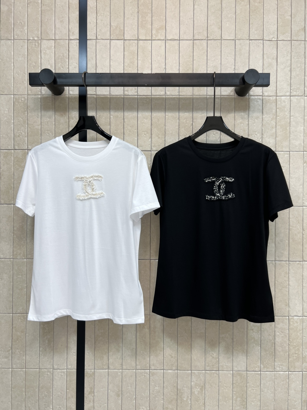 NO:857508,C Home 26 new summer style Xiaoxiangfeng short-sleeved T-shirt Made of soft and waxy cotton skin-friendly fabric, the upper body is comfortable and breathable. Simple round neck and loose fit. Versatile and not picky. Exquisite tweed woven double C logo. Low-key shoulder feathers, hidden muscles and slimming. Jeans, casual pants and skirts are suitable for daily or light luxury occasions. Two-color and three-code Size/S-M-L,,chanel,skirts,jeans,T-shirt,tees,t-shirt,19860909C家 26夏季新款 小香风短袖T恤 棉质软糯亲肤面料 上身舒适透气 简约圆领宽松版型 百搭不挑人 精致粗花呢编织双C标识 肩羽低调 藏肉显瘦 牛仔裤休闲裤 半身裙都很适配 日常或轻奢场合都能轻松驾驭 两色三码Size/S-M-L,,chanel,skirts,jeans,T-shirt,tees，t-shirt,,Women's clothing