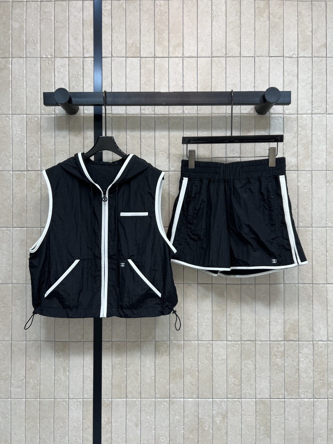 NO:857526,Vest Shorts C Home 26 new summer styles Hooded vest suit Sleeveless hooded vest + side striped shorts Light and breathable pleated textured fabric No burden in summer Drawstring details at the hem Adjustable at will Elastic waist of shorts Suitable for various body shapes Exquisite logo hidden style Daily outing Commuting and leisure Vacation travel One set unlocks effortless fashion Three sizes in one color Size/S-M-L,,chanel,shorts,hats,19860909马甲 短裤 C家 26夏季新款 连帽马甲套装 无袖连帽马甲+侧边条纹短裤 褶皱肌理面料轻盈透气 夏日无负担 下摆抽绳细节 随性调节 短裤松紧腰 适配各种身形 精致标识暗藏格调 日常出街 通勤休闲 度假出行 一套解锁不费力的时髦感 一色三码Size/S-M-L,,chanel,shorts,hats,,Women's clothing