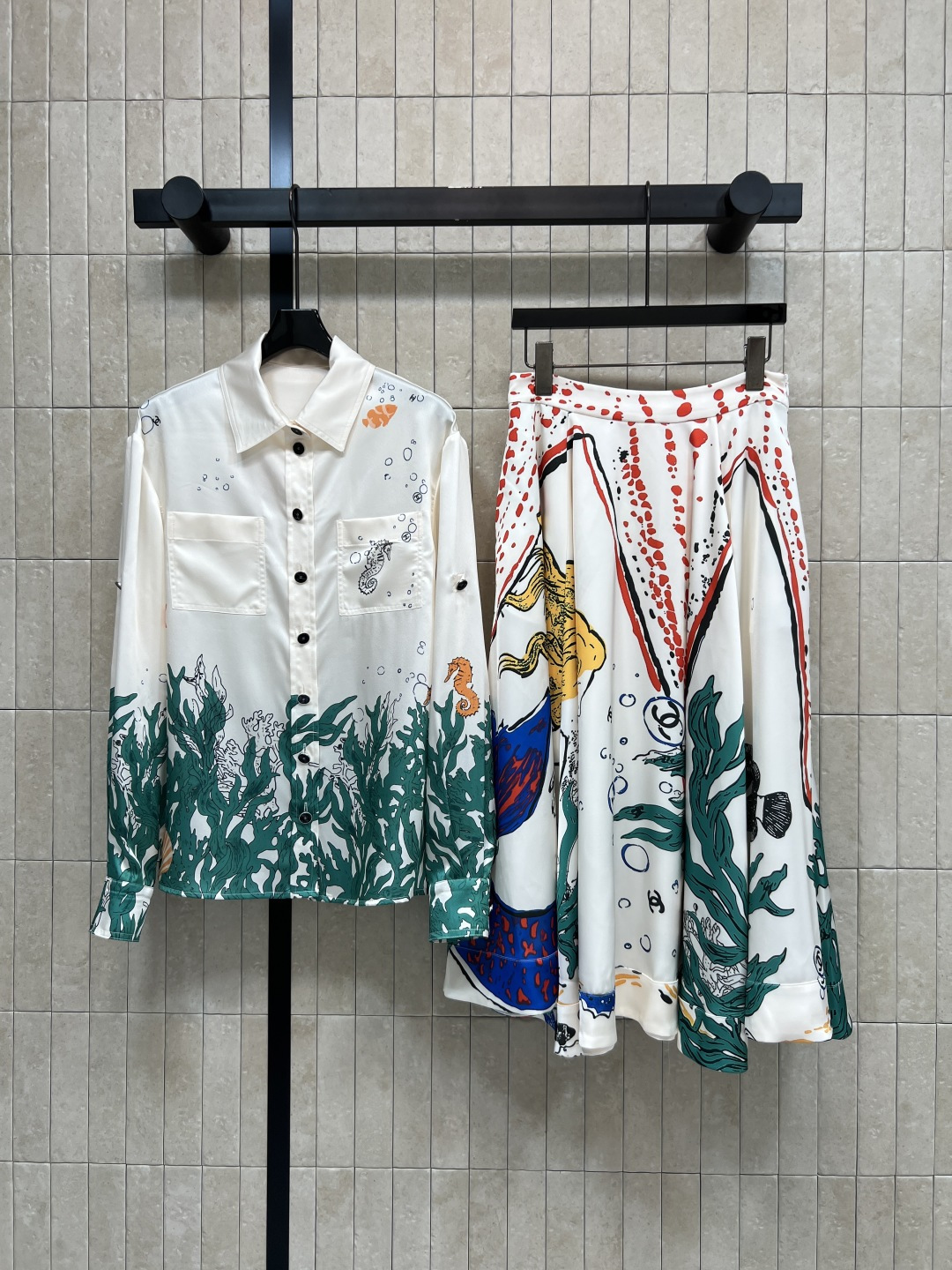 NO:857547,Tops Skirts C Home 26 new summer styles Printed suit Lapel long sleeves + high waist skirt Selected draping shiny fabrics Smooth and skin-friendly Loose off-shoulder version Double pockets with exquisite details The same series of large skirts The entire set of prints echoes and is coordinated Fresh and contrasting colors High-end Suitable for seaside vacations, daily commuting, dates and outings Easily wear French light luxury resort style  One color and three codes Size/S-M-L,,chanel,skirts,19860909上衣 半裙 C家 26夏季新款 印花套装 翻领长袖+高腰半裙 甄选垂顺亮泽面料 顺滑亲肤 宽松落肩版型 双口袋细节精致 同系列大摆半身长裙 整套印花上下呼应 协调统一 配色清新撞色高级 海边度假 日常通勤 约会出游都适配 轻松穿出法式轻奢度假风 一色三码Size/S-M-L,,chanel,skirts,,Women's clothing