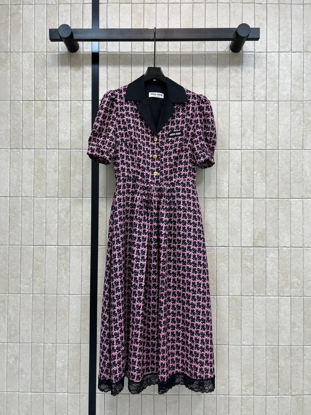 NO:857567,MIU's 26 new summer style floral dress, purple and black floral + black lapel, full of retro elegance, light and thin fabric is perfect for summer, lace skirt full of details, golden buttons embellishment, easy to put on and take off and has a sense of design, can be easily controlled for daily commuting and leisure. Pair with small leather shoes or single shoes, the French atmosphere can be directly grasped. Three sizes in one color, Size/S-M-L,,miumiu,skirts,19860909MIU家 26夏季新款 碎花连衣裙 紫黑碎花+黑色翻领 复古优雅风满满 轻薄面料超适合夏天 蕾丝裙摆细节感拉满 金色纽扣点缀 穿脱方便又有设计感 日常通勤 休闲都能轻松驾驭 搭配小皮鞋或单鞋 法式氛围感直接拿捏 一色三码Size/S-M-L,,miumiu,skirts,,Women's clothing