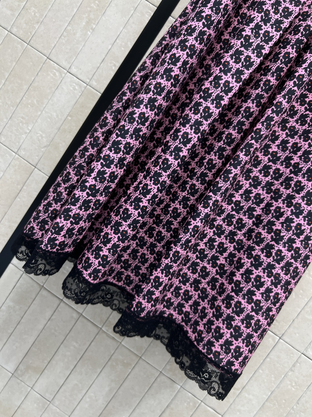 MIU家 26夏季新款 碎花连衣裙 紫黑碎花+黑色翻领 复古优雅风满满 轻薄面料超适合夏天 蕾丝裙摆细节