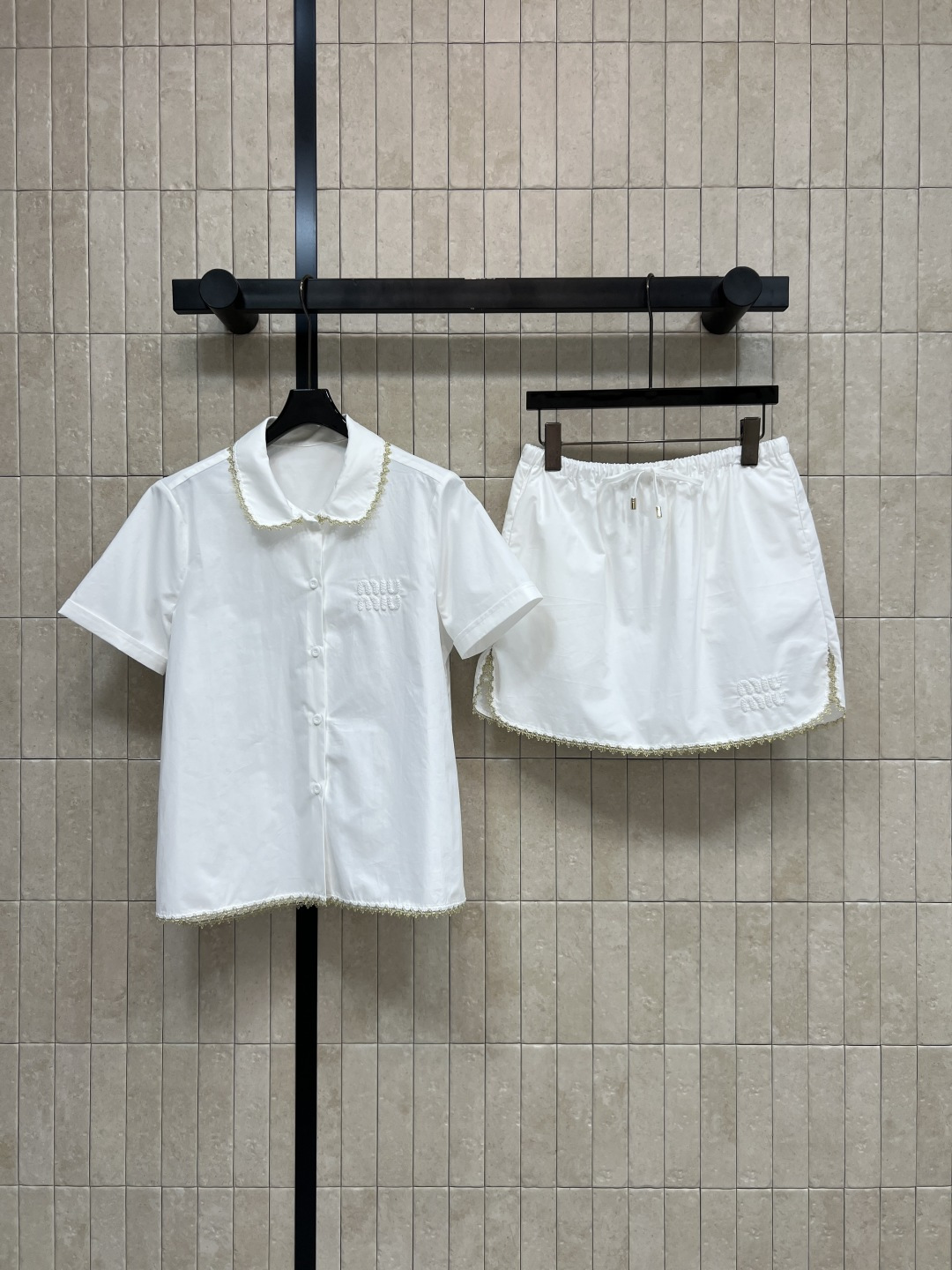 NO:857498,MIU Home 26 new summer style white lace suit, short-sleeved shirt + drawstring skirt, cotton fabric is super breathable, loose fit, comfortable to hide the body, and echoes the embroidery details, simple and low-key, elastic drawstring skirt, casual and comfortable. The neckline and hem are decorated with exquisite lace, the whole set saves the worry of matching, suitable for daily commuting, dates and outings  One color and three sizes Size/S-M-L,,miumiu,skirts,shirts,T-shirt,19860909MIU家 26夏季新款 白色花边套装 短袖衬衫+抽绳短裙 棉质面料超透气 宽松版型 藏肉舒适不挑身材 同刺绣细节呼应 简约低调 松紧抽绳短裙 随性自在 领口跟下摆都做了精致花边点缀 整套省去搭配烦恼 日常通勤 约会出游都适配 一色三码Size/S-M-L,,miumiu,skirts,shirts,T-shirt,,Women's clothing