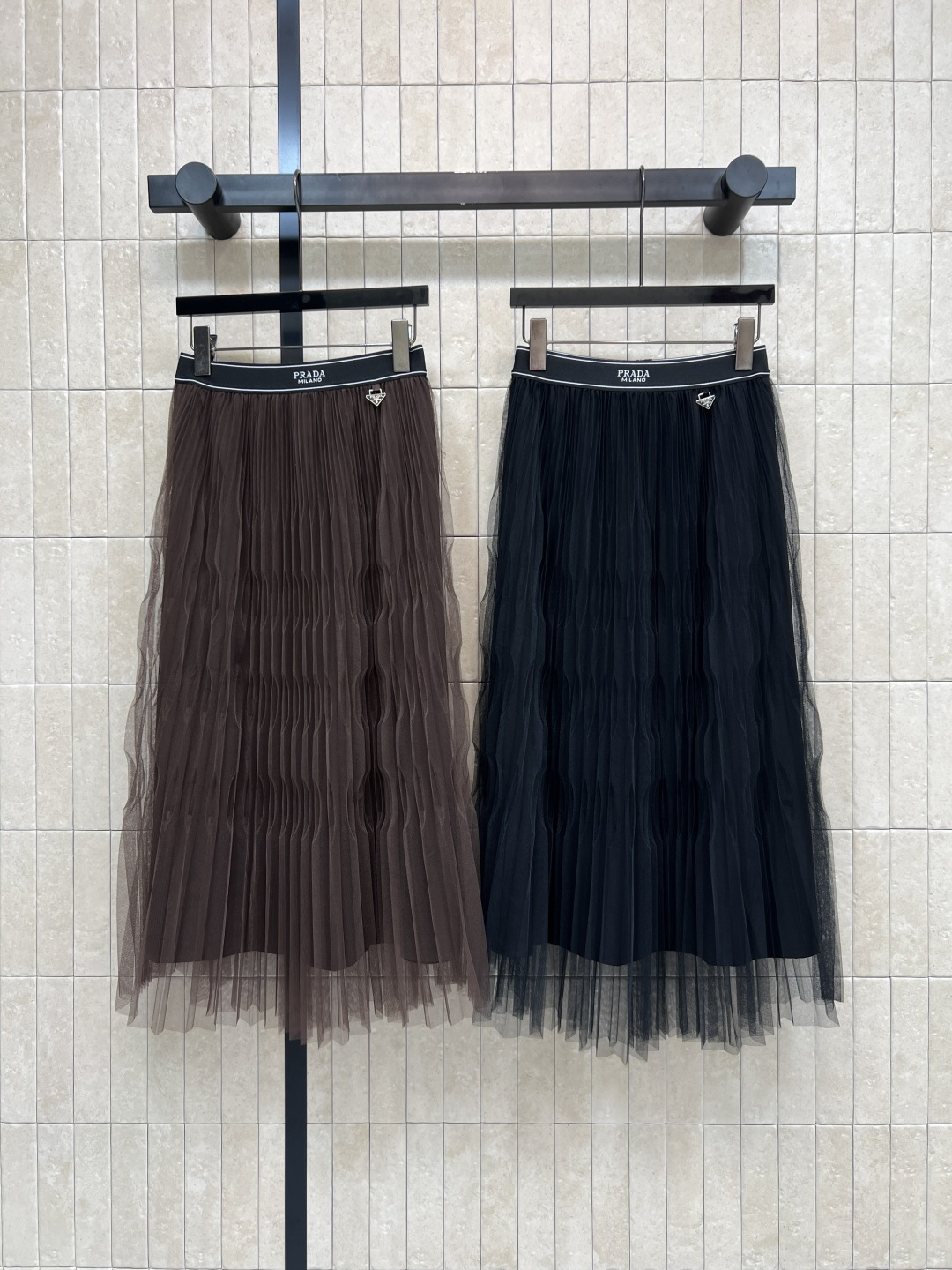 NO:857518,PD Home 26 new summer styles Mesh pleated skirt Classic letter web waistband Exquisite triangular metal label details Pleated mesh fabric Light drape with a sense of layering A-line wide version Hidden body slimming Elastic waist design Not picky about body shape Suitable for commuting, dating, and dinner. Paired with shirts and knitted sweaters to easily wear loose and full of atmosphere. Two colors and three codes Size/S-M-L,, dior, skirts, shirts,19860909PD家 26夏季新款 网纱百褶半身裙 经典字母织带腰头 三角金属标细节精致 压褶网纱面料 轻盈垂坠 自带层次感 A字大摆版型 藏肉显瘦 松紧腰设计 不挑身材 通勤 约会 晚宴都适配 搭配衬衫 针织衫轻松穿出松弛感 氛围感直接拉满 两色三码Size/S-M-L,,dior,skirts,shirts,,Women's clothing