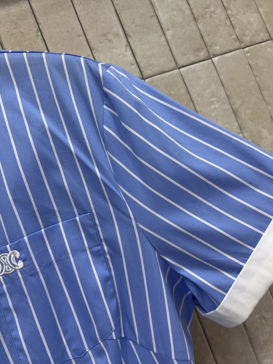 CE家 26夏季新款 蓝色条纹衬衫连衣裙 透气轻薄亲肤面料 上身清爽不闷 经典翻领+撞色白边袖口 单排精