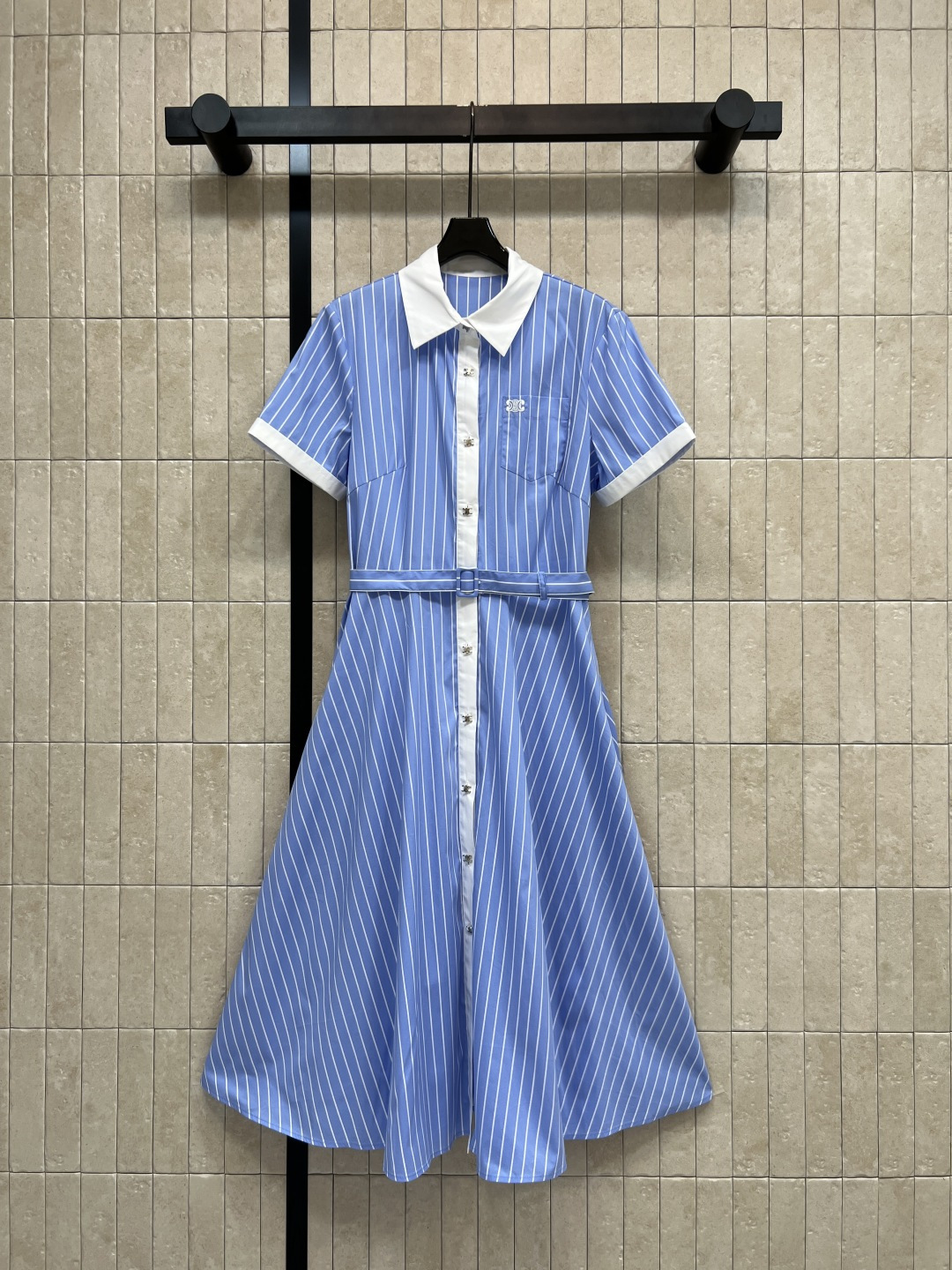 NO:857536,CE Home 26 new summer style blue striped shirt dress. Breathable, light and skin-friendly fabric. The upper body is refreshing and not stuffy. Classic lapels + contrasting white edge cuffs. Single row of exquisite button placket. Same color belt to control the waist. Large A-line skirt. Drape and elegant. Small logo embroidery on the chest is low-key and exquisite. OK for daily commuting. Three sizes in one color. Size/S-M-L,,skirts,shirts,19860909CE家 26夏季新款 蓝色条纹衬衫连衣裙 透气轻薄亲肤面料 上身清爽不闷 经典翻领+撞色白边袖口 单排精致纽扣门襟 同色系腰带收腰 大摆A字长裙摆 垂坠飘逸 胸口小标识刺绣低调精致 通勤日常都OK 一色三码Size/S-M-L,,skirts,shirts,,Women's clothing