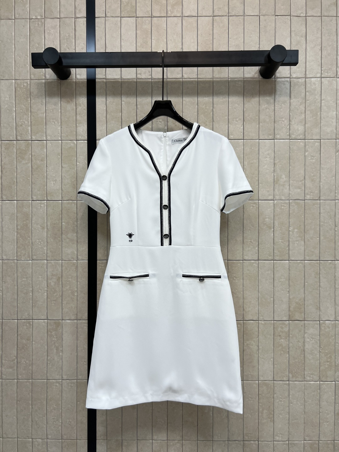 NO:857556,D's 26 new summer styles, small fragrant style V-neck dress, draped and crisp fabric, colorful lace details, V-neck design + front button button + side embroidery, straight skirt with waist, dignified and elegant upper body, simple and neat, suitable for daily commuting or dating, easily create a retro elegance and fashionable atmosphere, three sizes in one color, Size/S-M-L,, dior, skirts,19860909D家 26夏季新款 小香风V领连衣裙 垂顺挺括面料 装色花边细节 V领设计+前襟排扣+侧边刺绣 收腰直筒裙型 上身端庄又大气 简约利落 日常通勤或约会都很适合 轻松打造复古优雅与时尚氛围感 一色三码Size/S-M-L,,dior,skirts,,Women's clothing
