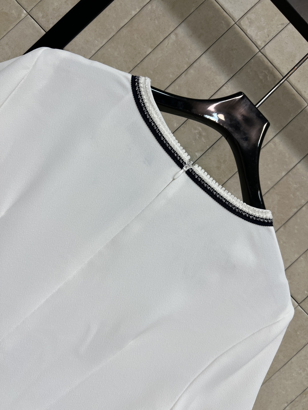 D家 26夏季新款 小香风V领连衣裙 垂顺挺括面料 装色花边细节 V领设计+前襟排扣+侧边刺绣 收腰直筒