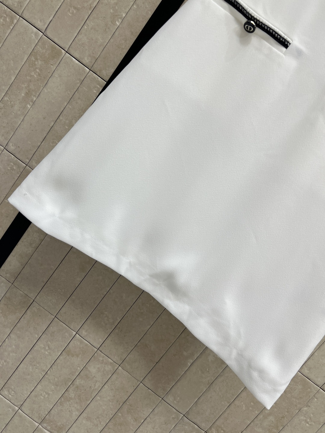 D家 26夏季新款 小香风V领连衣裙 垂顺挺括面料 装色花边细节 V领设计+前襟排扣+侧边刺绣 收腰直筒