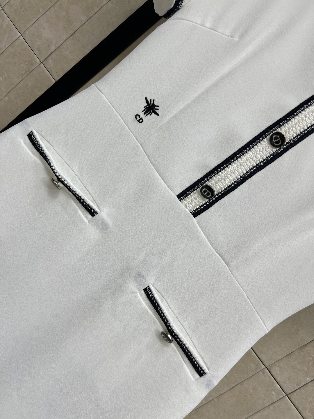 D家 26夏季新款 小香风V领连衣裙 垂顺挺括面料 装色花边细节 V领设计+前襟排扣+侧边刺绣 收腰直筒