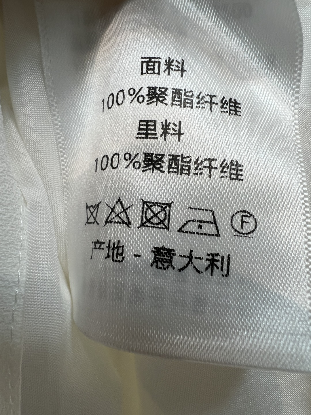 D家 26夏季新款 小香风V领连衣裙 垂顺挺括面料 装色花边细节 V领设计+前襟排扣+侧边刺绣 收腰直筒