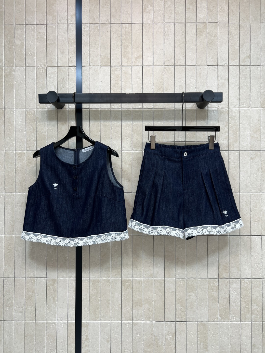 NO:857576,D Home 26 new summer style lace denim suit, sleeveless short vest + high-waisted wide-leg shorts, exquisite embroidery embellishment, low-key and luxurious, gentle lace splicing at the hem, tough denim feel, high-waisted pleat design on the shorts, hiding the flesh and making the legs slimmer and longer, not picky about the figure, comfortable for daily wear, a complete set saves the worry of matching, suitable for street dates, three sizes in one color, Size/S-M-L,, dior, shorts,19860909D家 26夏季新款 蕾丝牛仔套装 无袖短款背心+高腰阔腿短裤 精致刺绣点缀 低调轻奢 下摆拼接温柔蕾丝花边 牛仔硬朗感 短裤高腰褶裥设计 藏肉显瘦显腿长 不挑身材 日常穿舒适自在 一整套省去搭配烦恼 出街约会都适配 一色三码Size/S-M-L,,dior,shorts,,Women's clothing