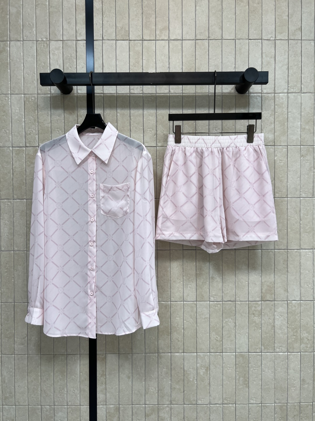 NO:857593,L's 26 new summer style printed suit, lapel long-sleeved shirt + elastic waist shorts, exquisite rhombus dark pattern print, low-key but not exaggerated, slim and light fabric, breathable and skin-friendly, the upper body is refreshing and comfortable, the loose version hides the flesh, does not pick the body shape, a complete set saves the worry of matching, suitable for daily outings, commuting and leisure, two colors and three sizes, Size/S-M-L,, louis vuitton, shorts, shirts,19860909L家 26夏季新款 印花套装 翻领长袖衬衫+松紧腰短裤 精致菱格暗纹印花 低调不浮夸 垂顺轻薄面料 透气亲肤 上身清爽自在 宽松版型藏肉显瘦 不挑身材 一整套省去搭配烦恼 日常出街 通勤休闲都适配 两色三码Size/S-M-L,,louis vuitton,shorts,shirts,,Women's clothing
