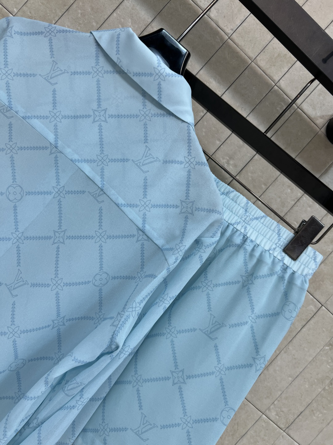 L家 26夏季新款 印花套装 翻领长袖衬衫+松紧腰短裤 精致菱格暗纹印花 低调不浮夸 垂顺轻薄面料 透气