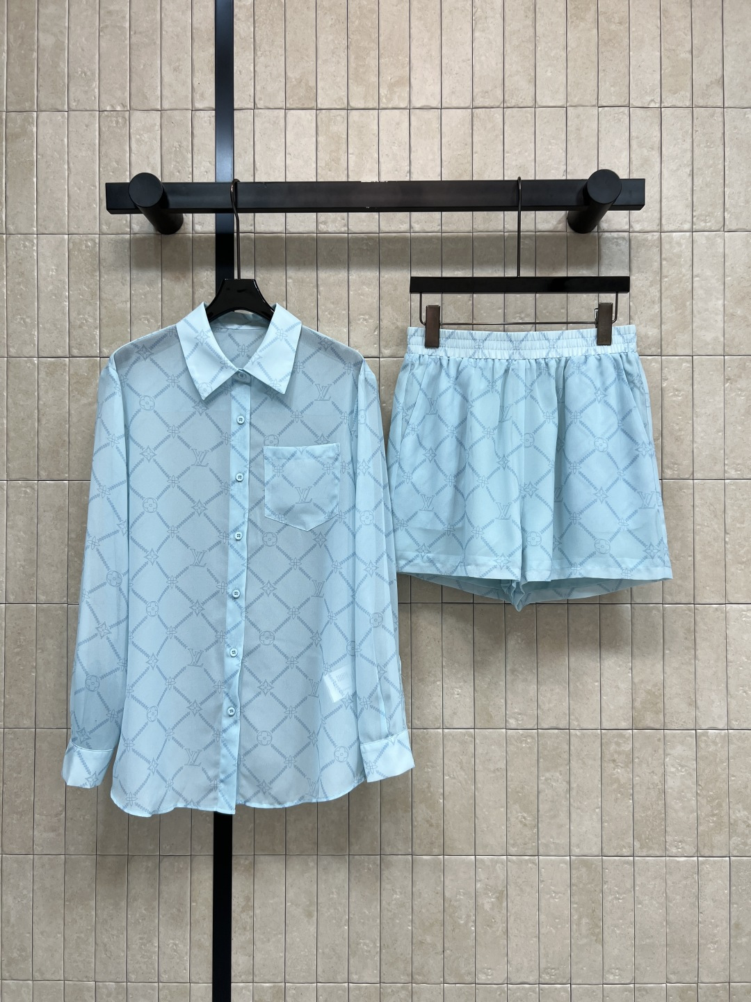 NO:857603,L's 26 new summer style printed suit, lapel long-sleeved shirt + elastic waist shorts, exquisite rhombus dark pattern print, low-key but not exaggerated, slim and light fabric, breathable and skin-friendly, the upper body is refreshing and comfortable, the loose version hides the flesh, does not pick the body shape, a complete set saves the worry of matching, suitable for daily outings, commuting and leisure, two colors and three sizes, Size/S-M-L,, louis vuitton, shorts, shirts,19860909L家 26夏季新款 印花套装 翻领长袖衬衫+松紧腰短裤 精致菱格暗纹印花 低调不浮夸 垂顺轻薄面料 透气亲肤 上身清爽自在 宽松版型藏肉显瘦 不挑身材 一整套省去搭配烦恼 日常出街 通勤休闲都适配 两色三码Size/S-M-L,,louis vuitton,shorts,shirts,,Women's clothing