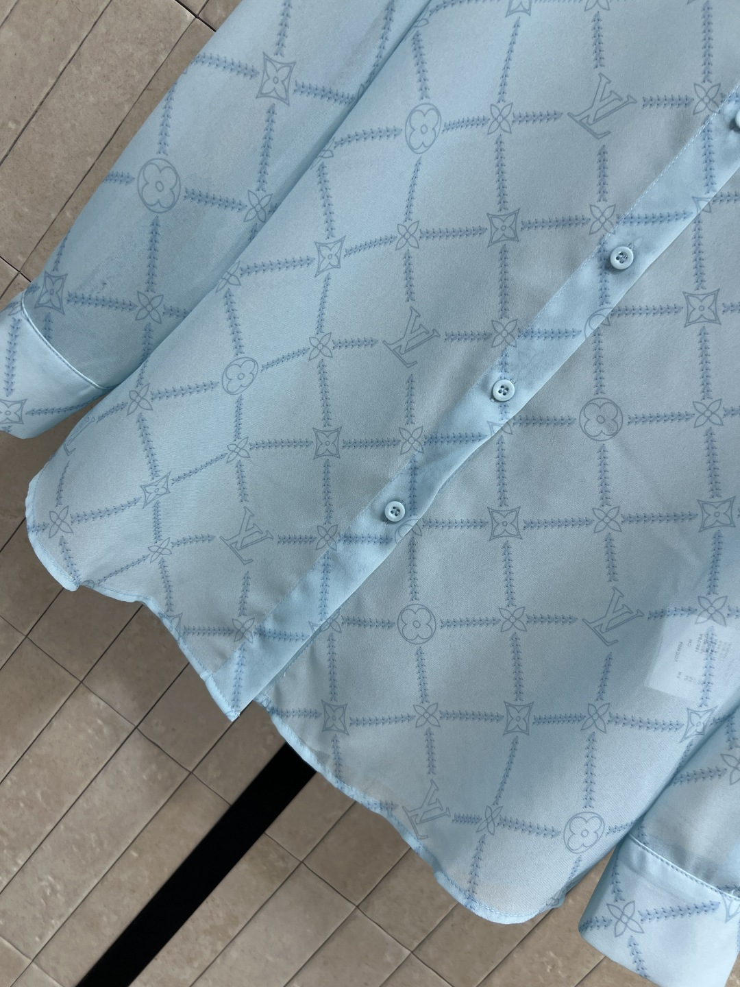 L家 26夏季新款 印花套装 翻领长袖衬衫+松紧腰短裤 精致菱格暗纹印花 低调不浮夸 垂顺轻薄面料 透气