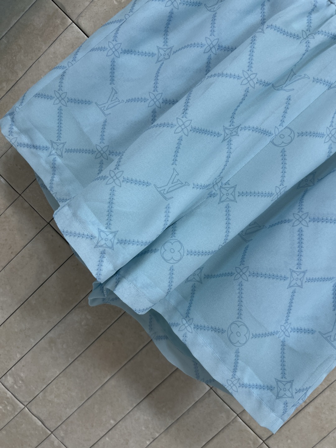 L家 26夏季新款 印花套装 翻领长袖衬衫+松紧腰短裤 精致菱格暗纹印花 低调不浮夸 垂顺轻薄面料 透气