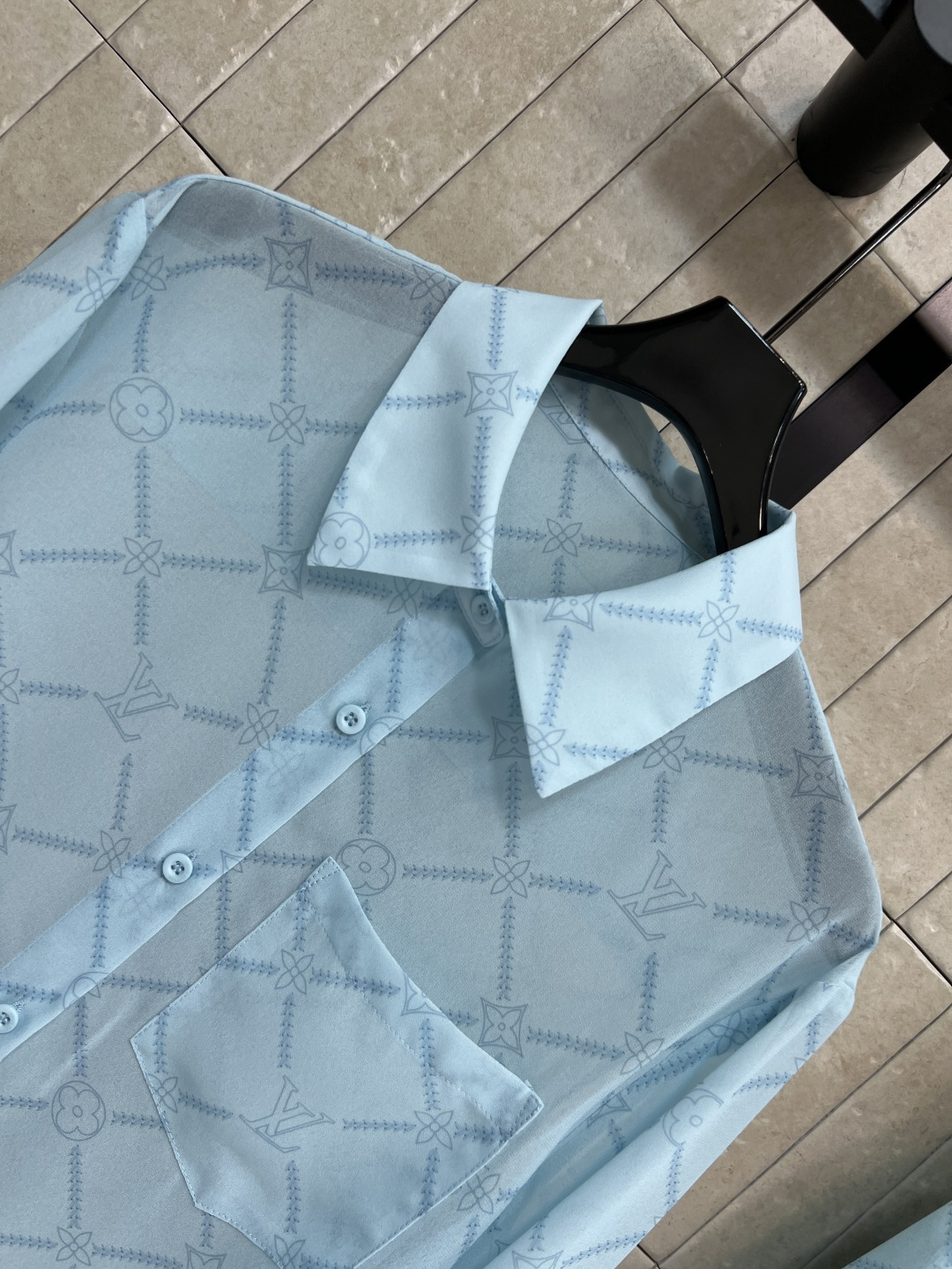 L家 26夏季新款 印花套装 翻领长袖衬衫+松紧腰短裤 精致菱格暗纹印花 低调不浮夸 垂顺轻薄面料 透气