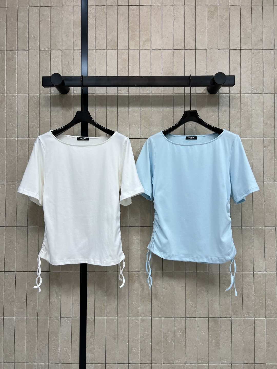 NO:857624,BAL's 26 new summer style drawstring short-sleeved T-shirt. Made of soft cotton fabric. Breathable and skin-friendly. Super comfortable to wear in summer. Round neck + side drawstring design. Casual and detailed. Easily adjust the hem. Modify body shape. Loose fit. Tolerant of various body types. Versatile. Can be easily worn with jeans and skirts. OK for commuting and leisure. Two colors and three sizes, Size/S-M-L,, Louis  vuitton,skirts,jeans,T-shirt,tees,t-shirt,19860909BAL家 26夏季新款 抽绳短袖T恤 采用柔软棉质面料 透气又亲肤 夏天穿超舒服 圆领+侧边抽绳设计 随性又有细节感 轻松调节衣摆 修饰身形 宽松版型 包容多种身材 百搭 牛仔裤 半裙都能轻松驾驭 通勤休闲都OK 两色三码Size/S-M-L,,louis vuitton,skirts,jeans,T-shirt,tees，t-shirt,,Women's clothing