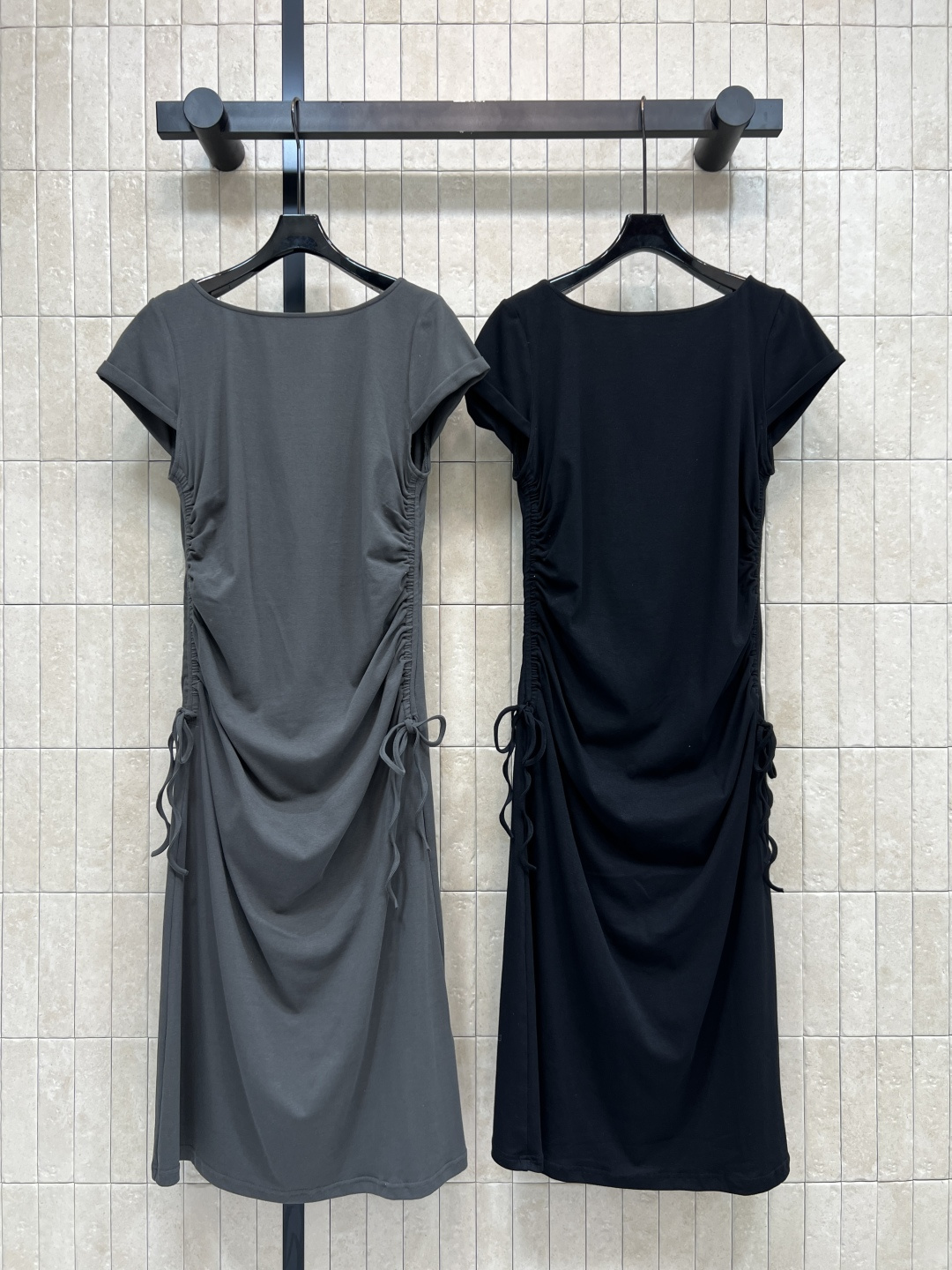 NO:857644,BAL's 26 new summer style drawstring pleated dress Simple round neck design Pure cotton fabric Comfortable and slim to wear Side drawstrings can be adjusted freely Modify body curves Pear-shaped and apple-shaped friendly Long skirt Easy to control for commuting and dating Daily low-key and elegant Versatile and not picky Pair with sandals or white shoes Easily get a lazy temperament Two colors and three sizes Size/S-M-L,, louis  vuitton,sandals,skirts,19860909BAL家 26夏季新款 抽绳褶皱连衣裙 简约圆领设计 纯棉面料 穿着舒适又显瘦 侧边抽绳可自由调节 修饰身材曲线 梨形 苹果型都友好 长款裙摆 通勤 约会 日常都能轻松驾驭 低调优雅 百搭不挑人 搭配凉鞋或小白鞋 轻松get慵懒气质风 两色三码Size/S-M-L,,louis vuitton,sandals,skirts,,Women's clothing