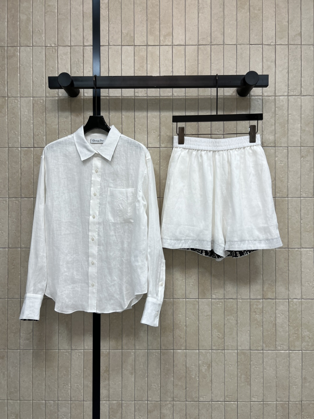 NO:857667,D Home 26 new summer style Lapel long-sleeved suit Lapel long-sleeved + elastic waist shorts Made of cotton and linen fabrics with breathable texture Simple version Exquisite badge embroidery on the pockets Elastic waist shorts of the same fabric Loose wide-leg version The complete set is worry-free and fashionable, eliminating the worry of matching. Suitable for commuting, seaside vacations, and daily shopping. Two colors and three codes Size/S-M-L,, dior, shorts,19860909D家 26夏季新款 翻领长袖套装 翻领长袖+松紧腰短裤 采用棉麻面料 自带透气肌理感 落简约版型 口袋精致徽章刺绣 同面料松紧腰短裤 宽松阔腿版型 成套穿搭省心又时髦 省去搭配烦恼 通勤出行 海边度假 日常逛街都适配 两色三码Size/S-M-L,,dior,shorts,,Women's clothing