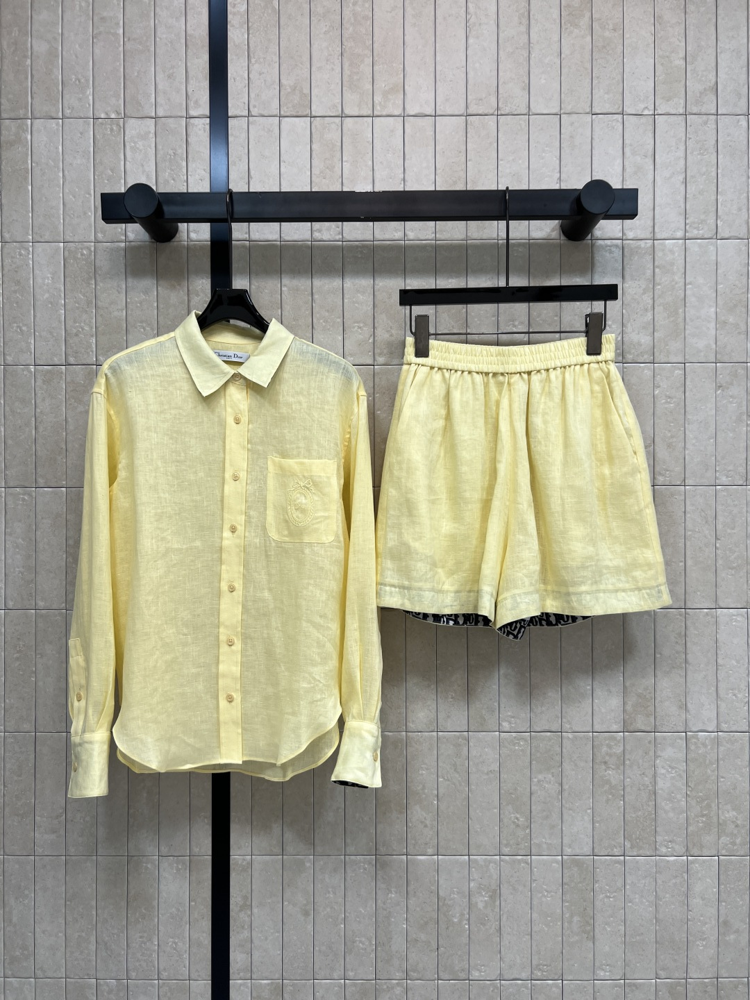NO:857678,D Home 26 new summer style Lapel long-sleeved suit Lapel long-sleeved + elastic waist shorts Made of cotton and linen fabrics with breathable texture Simple version Exquisite badge embroidery on the pockets Elastic waist shorts of the same fabric Loose wide-leg version The complete set is worry-free and fashionable, eliminating the worry of matching. Suitable for commuting, seaside vacations, and daily shopping. Two colors and three codes Size/S-M-L,, dior, shorts,19860909D家 26夏季新款 翻领长袖套装 翻领长袖+松紧腰短裤 采用棉麻面料 自带透气肌理感 落简约版型 口袋精致徽章刺绣 同面料松紧腰短裤 宽松阔腿版型 成套穿搭省心又时髦 省去搭配烦恼 通勤出行 海边度假 日常逛街都适配 两色三码Size/S-M-L,,dior,shorts,,Women's clothing