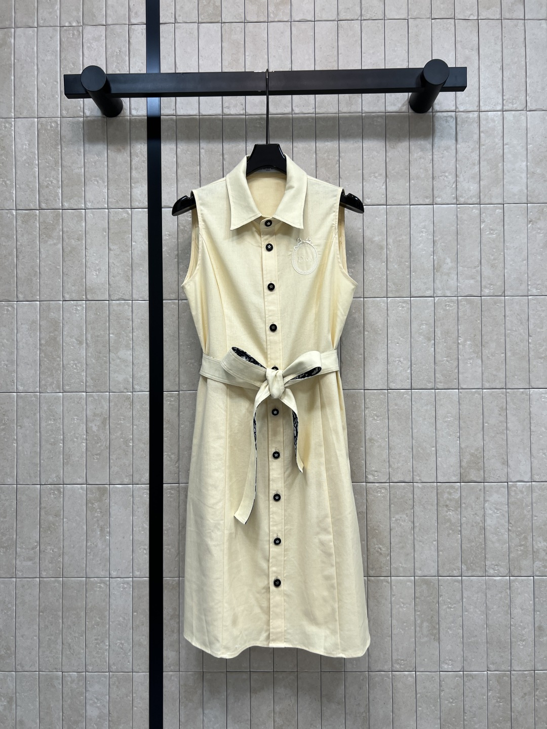 NO:857682,D Home 26 new summer style sleeveless shirt dress. Cotton and linen blended fabric is breathable and comfortable. Not boring in summer. Lapel + single-breasted design. Adjustable waistband. Easily outlines the waistline. Slimming and elegant. Moderate skirt length. Can be worn for commuting, daily and vacation. Full of French lazy style. Simple and design. Three colors and three codes Size/S-M-L,, dior, skirts, shirts,19860909D家 26夏季新款 无袖衬衫连衣裙 棉麻混纺面料透气又舒适 夏天穿完全不闷 翻领+单排扣设计 腰带可调节 轻松勾勒腰线 显瘦又显气质 裙长适中 通勤 日常 度假都能穿 法式慵懒风满满 简约又有设计感 三色三码Size/S-M-L,,dior,skirts,shirts,,Women's clothing