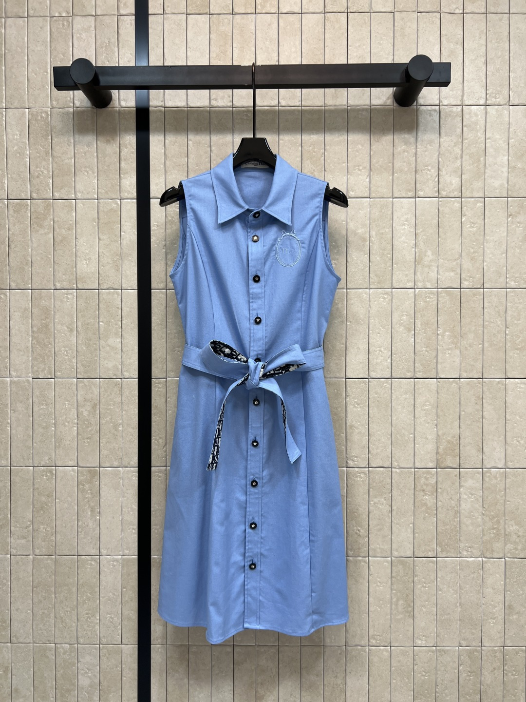 NO:857692,D Home 26 new summer style sleeveless shirt dress. Cotton and linen blended fabric is breathable and comfortable. Not boring in summer. Lapel + single-breasted design. Adjustable waistband. Easily outlines the waistline. Slimming and elegant. Moderate skirt length. Can be worn for commuting, daily and vacation. Full of French lazy style. Simple and design. Three colors and three codes Size/S-M-L,, dior, skirts, shirts,19860909D家 26夏季新款 无袖衬衫连衣裙 棉麻混纺面料透气又舒适 夏天穿完全不闷 翻领+单排扣设计 腰带可调节 轻松勾勒腰线 显瘦又显气质 裙长适中 通勤 日常 度假都能穿 法式慵懒风满满 简约又有设计感 三色三码Size/S-M-L,,dior,skirts,shirts,,Women's clothing
