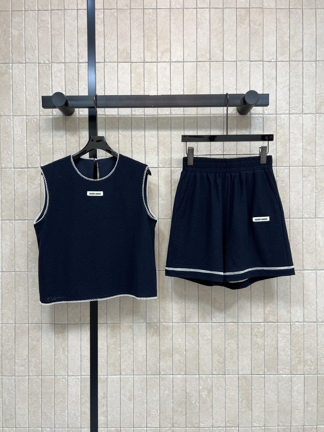 NO:857604,MIU Home 26 new summer style sleeveless suit. Three-dimensional bubble texture fabric, soft and breathable. Sleeveless round neck top + elastic waist shorts. Exquisite white hollow edge. Small slit on the back. Simple letter logo on the chest. Loose wide-leg version of the shorts. The whole set is coordinated and coordinated. Suitable for daily commuting, shopping and dating, leisure and vacation. Two colors and three codes Size/S-M-L,,miumiu,shorts,19860909MIU家 26夏季新款 无袖套装 立体泡泡肌理面料,软糯透气 无袖圆领上衣+松紧腰短裤 精致白色镂空包边 后背小开叉设计 胸口简约字母标 短裤宽松阔腿版型 整套搭配协调统一 日常通勤 逛街约会 休闲度假 都适配 两色三码Size/S-M-L,,miumiu,shorts,,Women's clothing