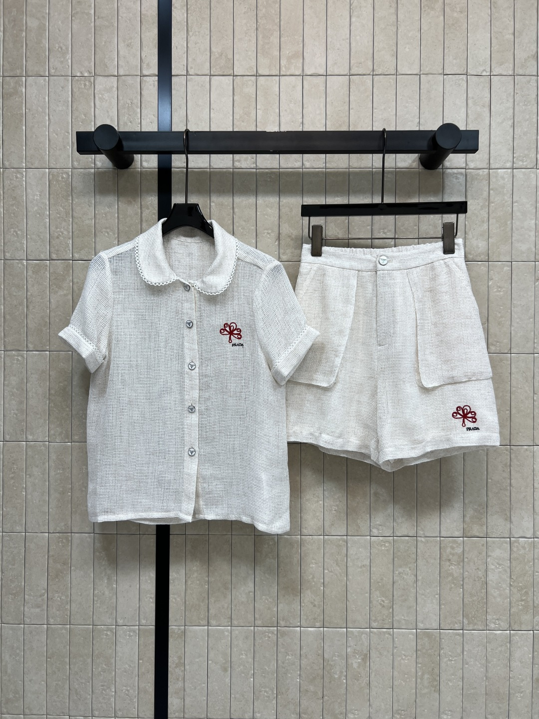 NO:857625,PD Home 26 new summer style embroidered short-sleeved suit, cardigan short-sleeved top + high-waisted shorts, thin and delicate hollow fabric, smooth and soft, lapel collar with exquisite hollow lace, brand embroidery on the chest and shorts, loose fit to hide the flesh and make you slim, suitable for daily leisure or outdoor, match with sandals or sports shoes, easily get Korean simple style  Two colors and three codes Size/S-M-L,,dior,sandals,sneakers,shorts,T-shirt,19860909PD家 26夏季新款 刺绣短袖套装 开衫短袖上衣+高腰短裤 轻薄带细腻镂空面料 垂顺软糯 翻领领搭配精致镂空花边 胸口和短裤点缀品牌刺绣 宽松版型藏肉显瘦 日常休闲或户外都很适合 搭配凉鞋或运动鞋 轻松get韩系简约风 两色三码Size/S-M-L,,dior,sandals,sneakers,shorts,T-shirt,,Women's clothing